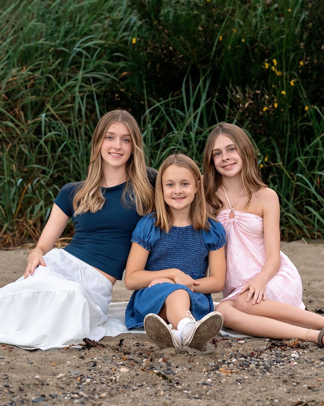 A photo that captures the bond between sisters, and another that holds a father&rsquo;s love for his girls. Together, they tell the story 
#gigharborfamilyphotography #sisters #familyathebeech