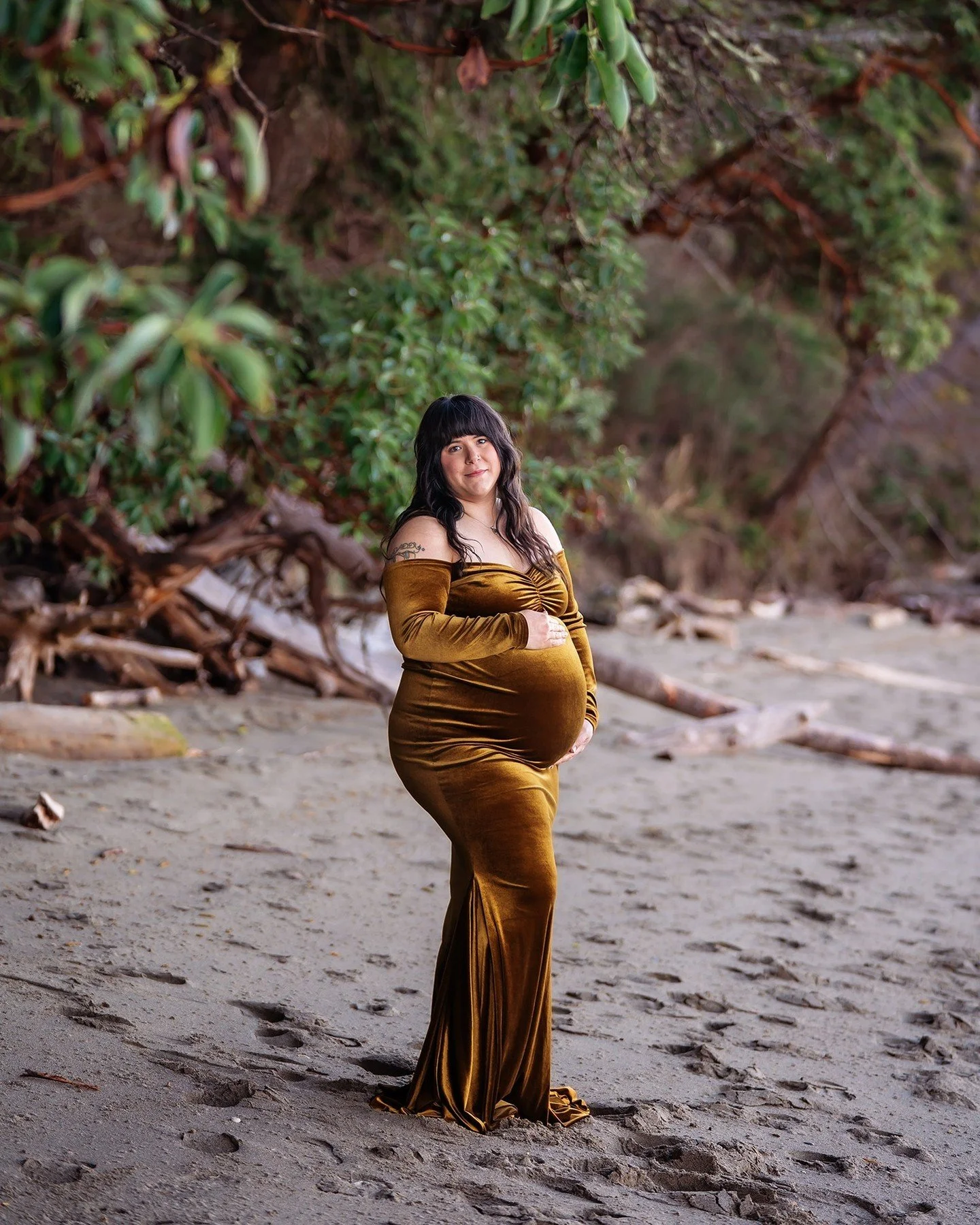 Holding you before we&rsquo;ve even met you.
#maternityphotography #motherhoodunplugged #pnwphotographer #expectingmom #luxurymaternity