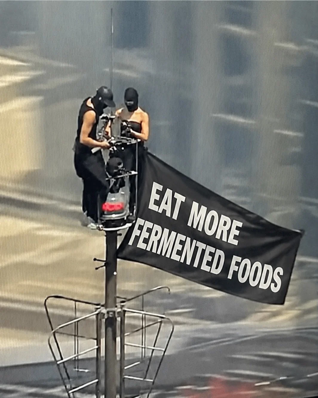BREAKING: Artisan-scale fermented food company employees climb Empire State Building to issue completely reasonable statement about gut health 😆 
. . .
#empirestatebuilding #empirestatecouple #meme #fermentedfoods #guthealthforthewin