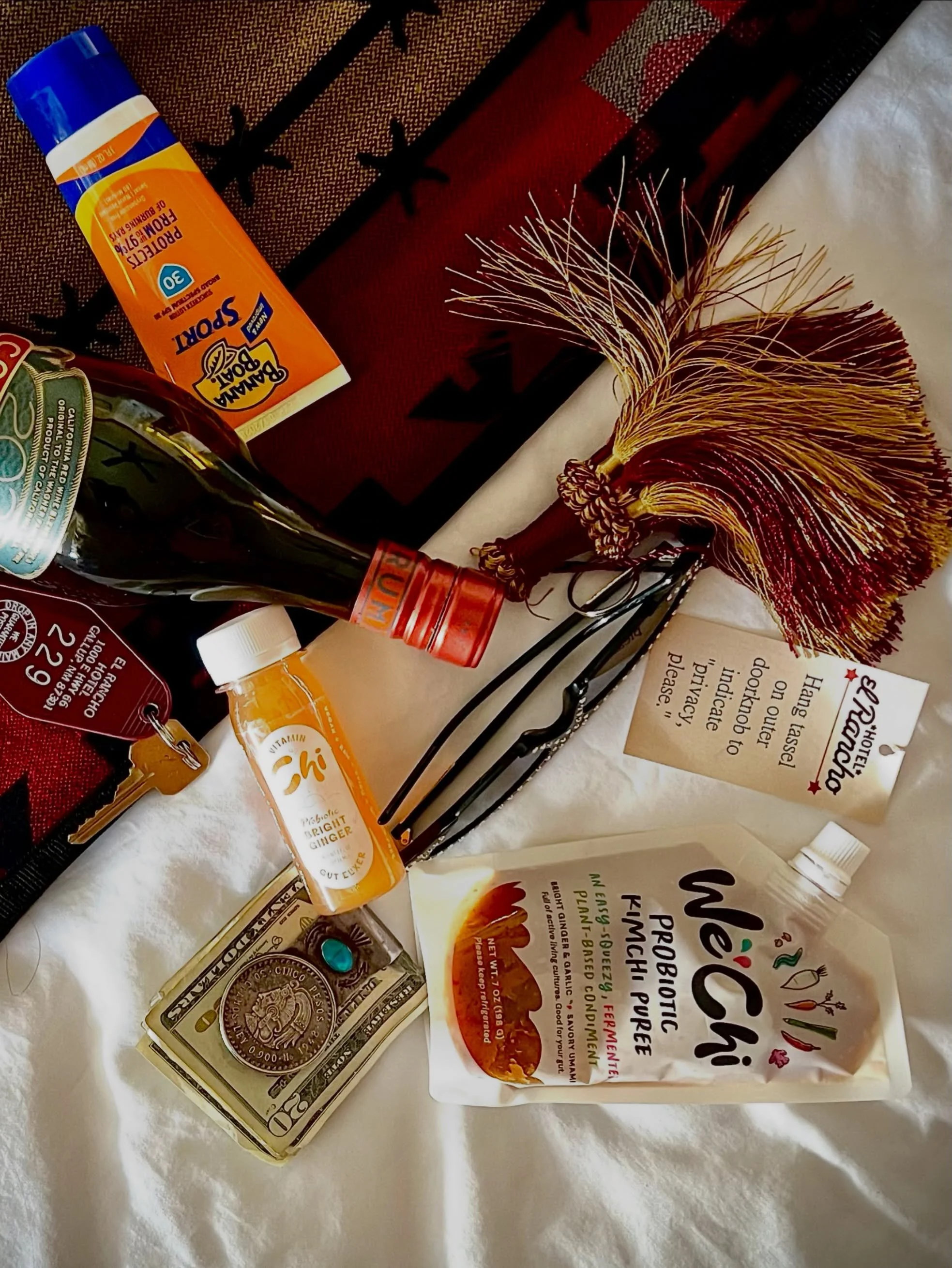 👛 All a gurl needs for a night out in Gallup. Great crashing with you @elranchohotel 🙌 
. . .
#eatwechi #onthego #whatsinmybag #gallupnm #hotelelrancho
