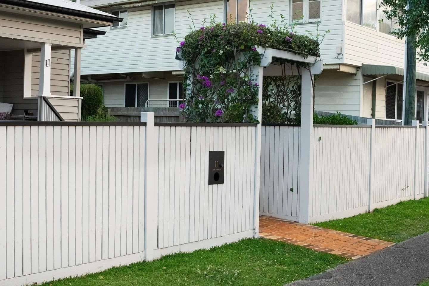We finished this beautiful cottage build in Sandgate back in 2021, amazing to see it absolutely flourishing 🔨 🪏 🌱 

📸 @occolord 

#landscaping #brisbanelandscaping #landscapedesi̇gn #timberfencing #hardwood #gardenlove