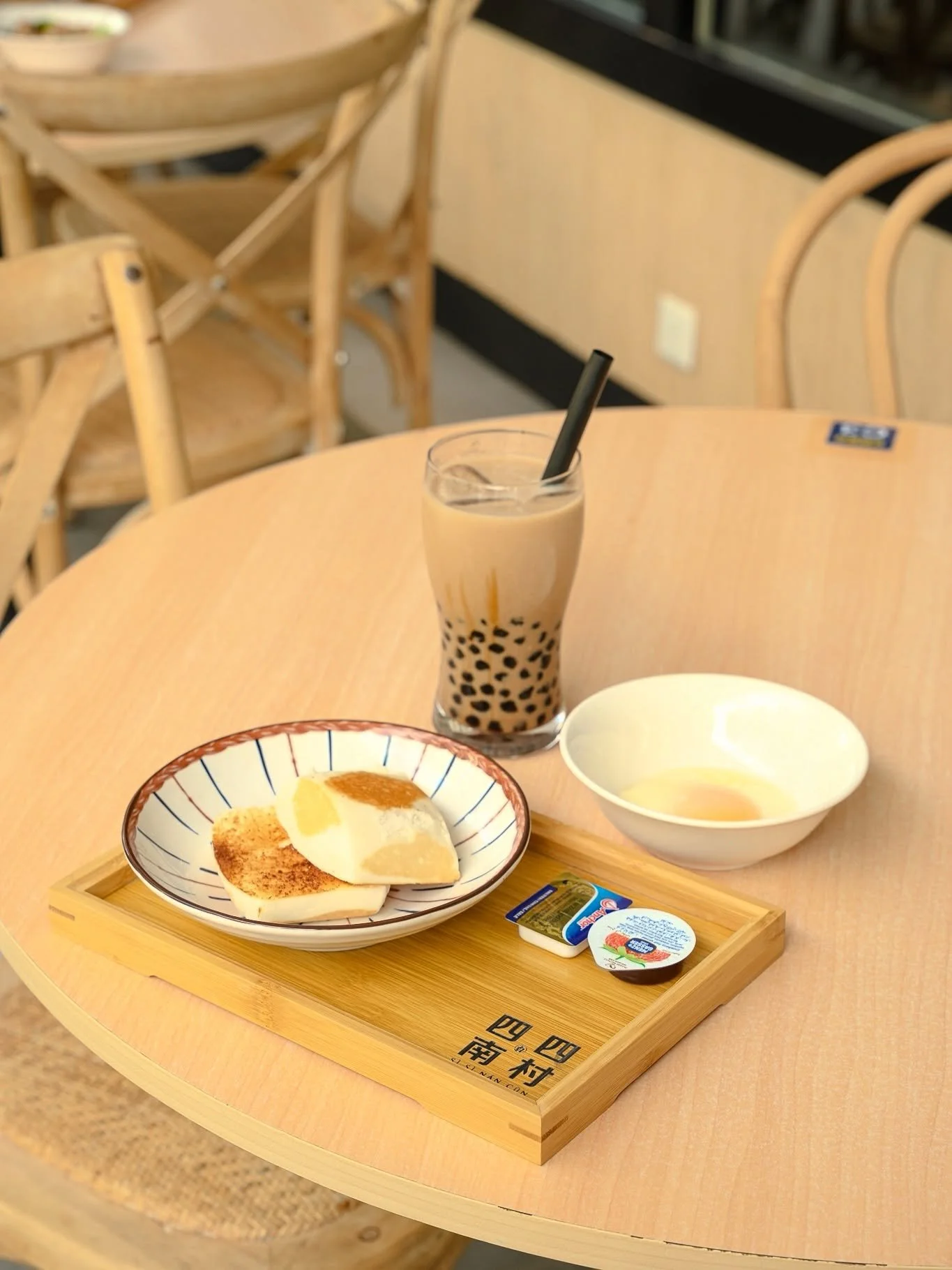 早安四四！我們也有臺式早餐啦～🍞🥚🍓
在 四四南村 Pavilion Bukit Jalil 分店，每天早上8點準時開煮，只為了把最暖的早餐送到你手上！

烤饅頭搭配馬來西亞人最愛的生熟蛋，簡直是絕配！🔥
外酥內軟的烤饅頭，有著淡淡炭香和微微奶香，配上滑嫩濃郁、剛剛好的生熟蛋，一咬下去就是熟悉的早晨幸福感～❤️

或者你也可以選擇抹上草莓醬，甜甜香香的果香滋味，讓你用笑容迎接每一個美麗的早晨～🍓🌞

Taiwanese breakfast is here at Si Si Nan C