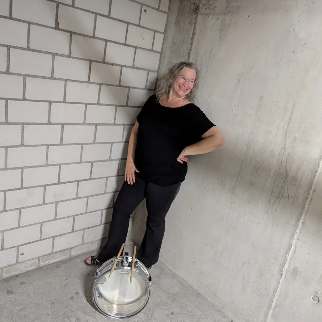 &Uuml;ber Uns

Am Schlagzeug sitzt Mirqa. Sie ist der lebende Beweis, dass das Alter nur eine Zahl ist, die Powerfrau gibt immer 100% und ist f&uuml;r alles bereit.

About Us

Mirqa plays the drums. She is living proof that age is just a number. This