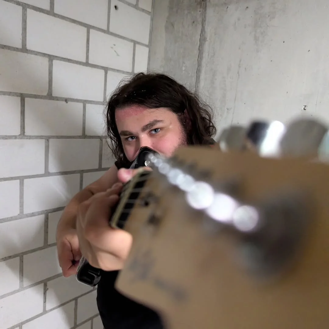 &Uuml;ber Uns 
An der Gitarre ist Lori, er hat sich selbst das Gitarre und Bass spielen beigebracht zudem mischt er unsere Songs ab und gibt ihnen den letzten schliff. 

About Us
Lori plays guitar. He taught himself to play guitar and bass, and he al