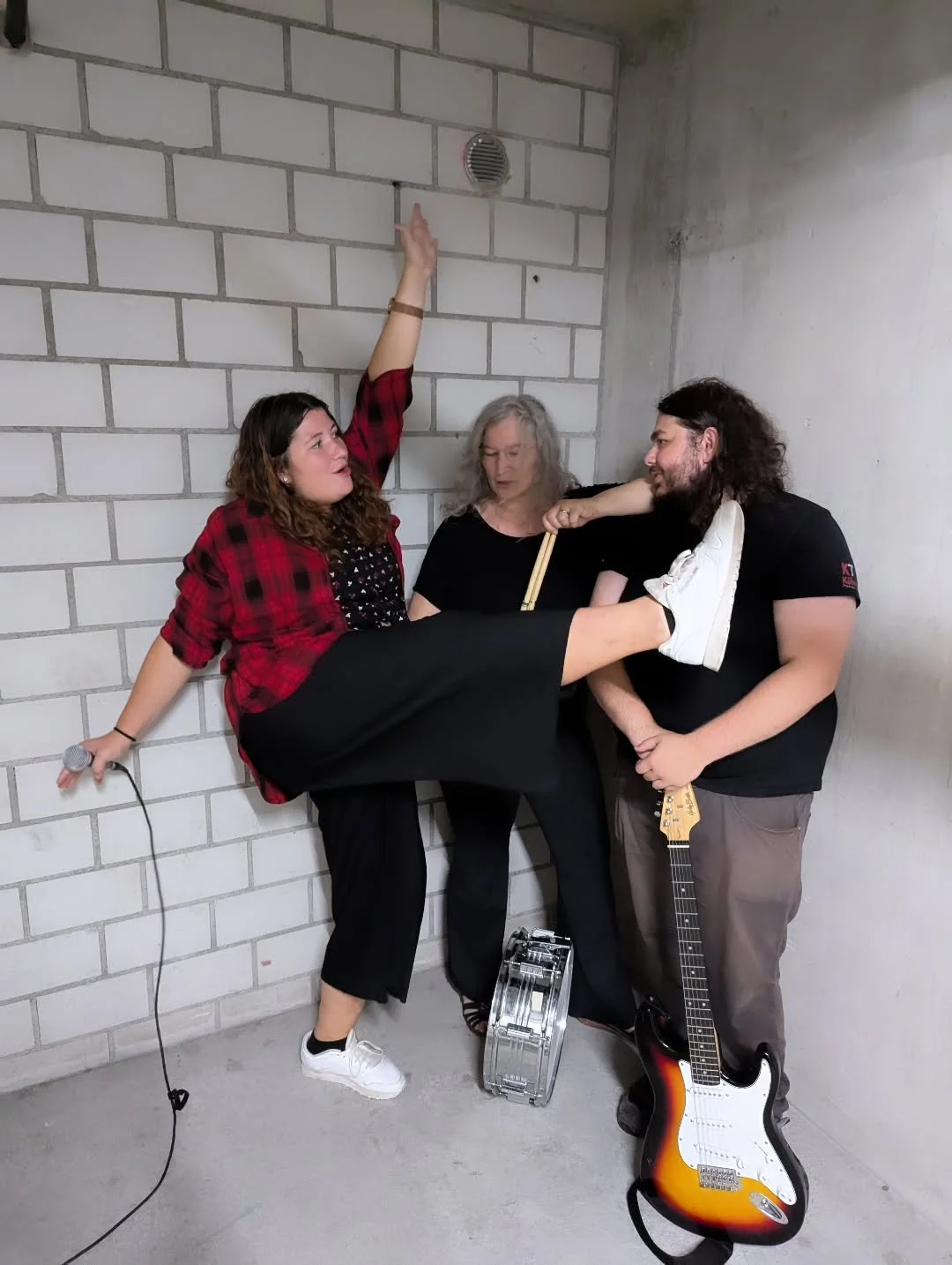 Hi 👋🏻

We are the Curvy Curls!

Vocals 🎤 @theoneandonly.claudia

Guitar 🎸 @the_unoriginal3112

Drumm 🥁 @mirqa.music

Stay Tuned, Uploads are coming!&nbsp;

#Band#newband#curvycurls#alternativeindierock#staytuned