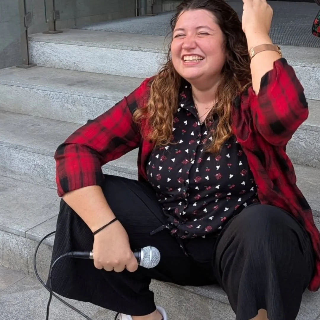 &Uuml;ber Uns

S&auml;ngerin und Gr&uuml;nderin der Band ist Claudia. Ende 2023 fasste sie den Entschluss eine Band zu gr&uuml;nden und nun sind wir da, die Curvy Curls!

About Us

Claudia is the singer and founder of the band. At the end of 2023, sh