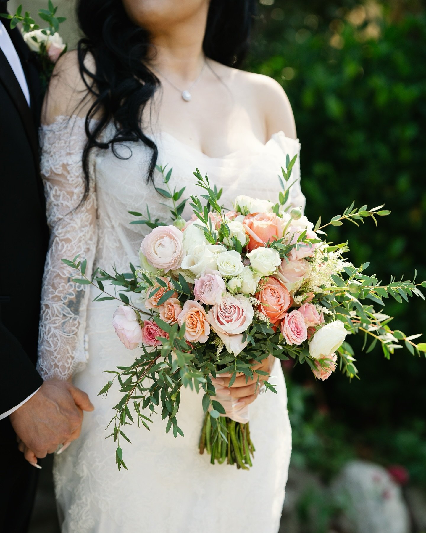 Ashley &amp; Murphy&rsquo;s wedding as a perfect blend of beauty, elegance, heartfelt moments, and good vibes as we transitioned from Elliston Vineyards to Pearl Bay Restaurant 🥂

-VENDOR TEAM-
Venue: @ellistonvineyards 
Photo: @ericle.photos @inspi