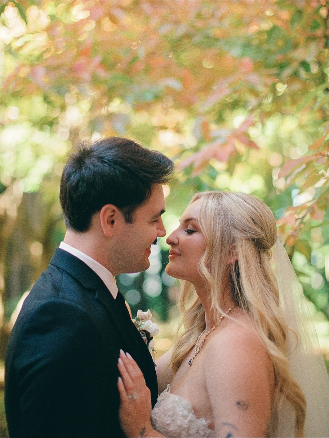 I get all sorts of warm and fuzzy feelings when Fall colors are setting in at Nestldown&rsquo;s persimmon orchard. Love was felt all around at Kelea &amp; Tyler&rsquo;s wedding.

-VENDOR TEAM-
Venue: @nestldownevents 
Photo &amp; Video: @inspiredbyst