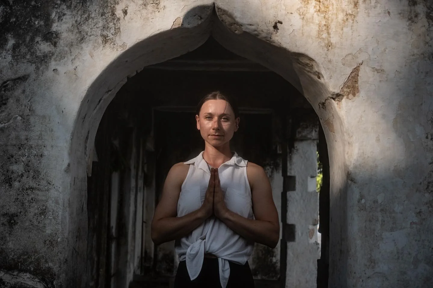 NEWS Ashtanga Yoga Classes are back! 🤸🏻&zwj;♀️

I am beyond grateful for this new space, opportunity and to @katha.m.holl for letting me in and sharing her beautiful @thebravespace_ with me. 

Join me every Wednesday from 6:00-7:30pm starting Novem