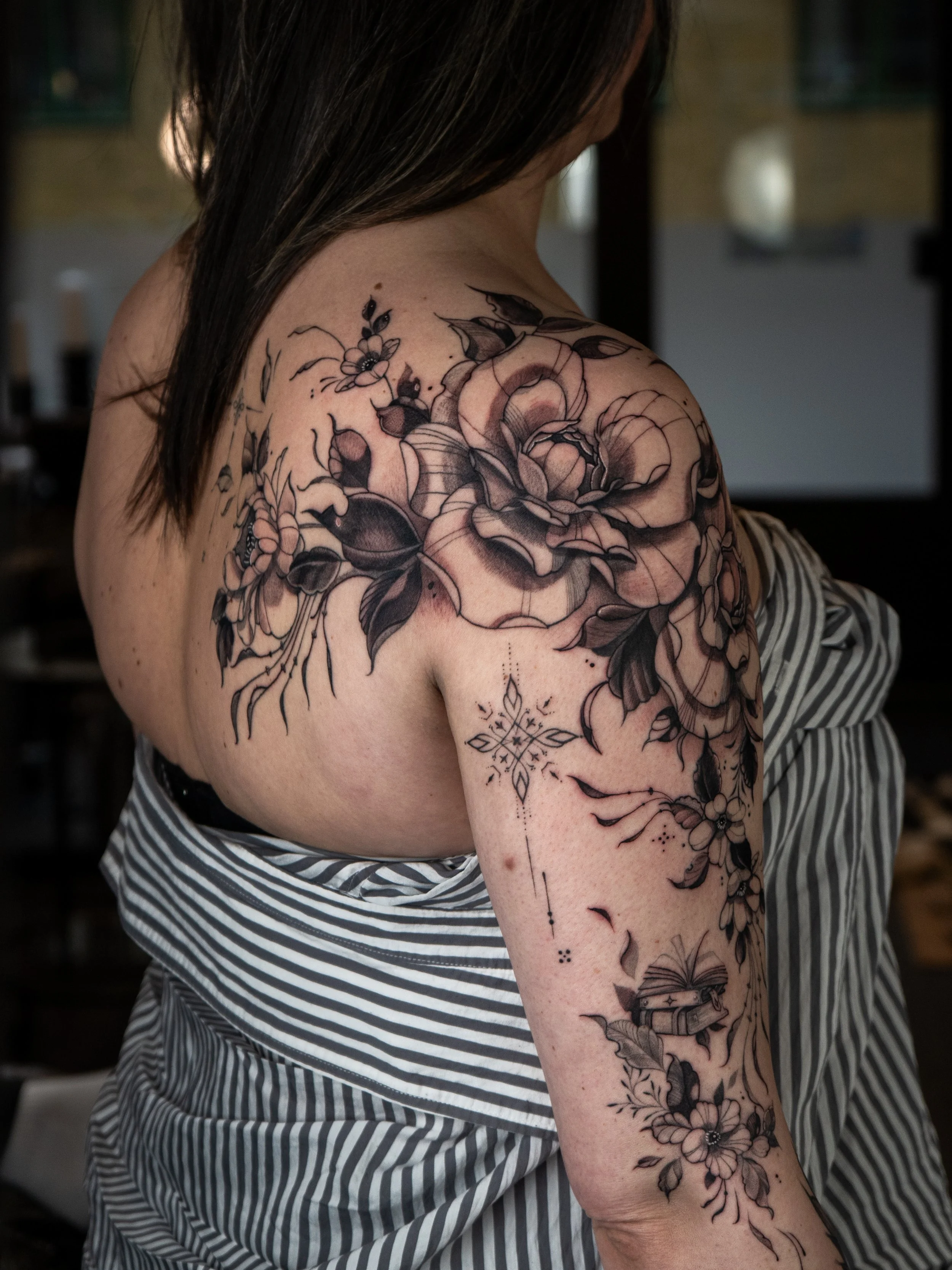 260129-Tatuering-blommor-arm-överarm-realism-feminin-göteborg (2).jpg