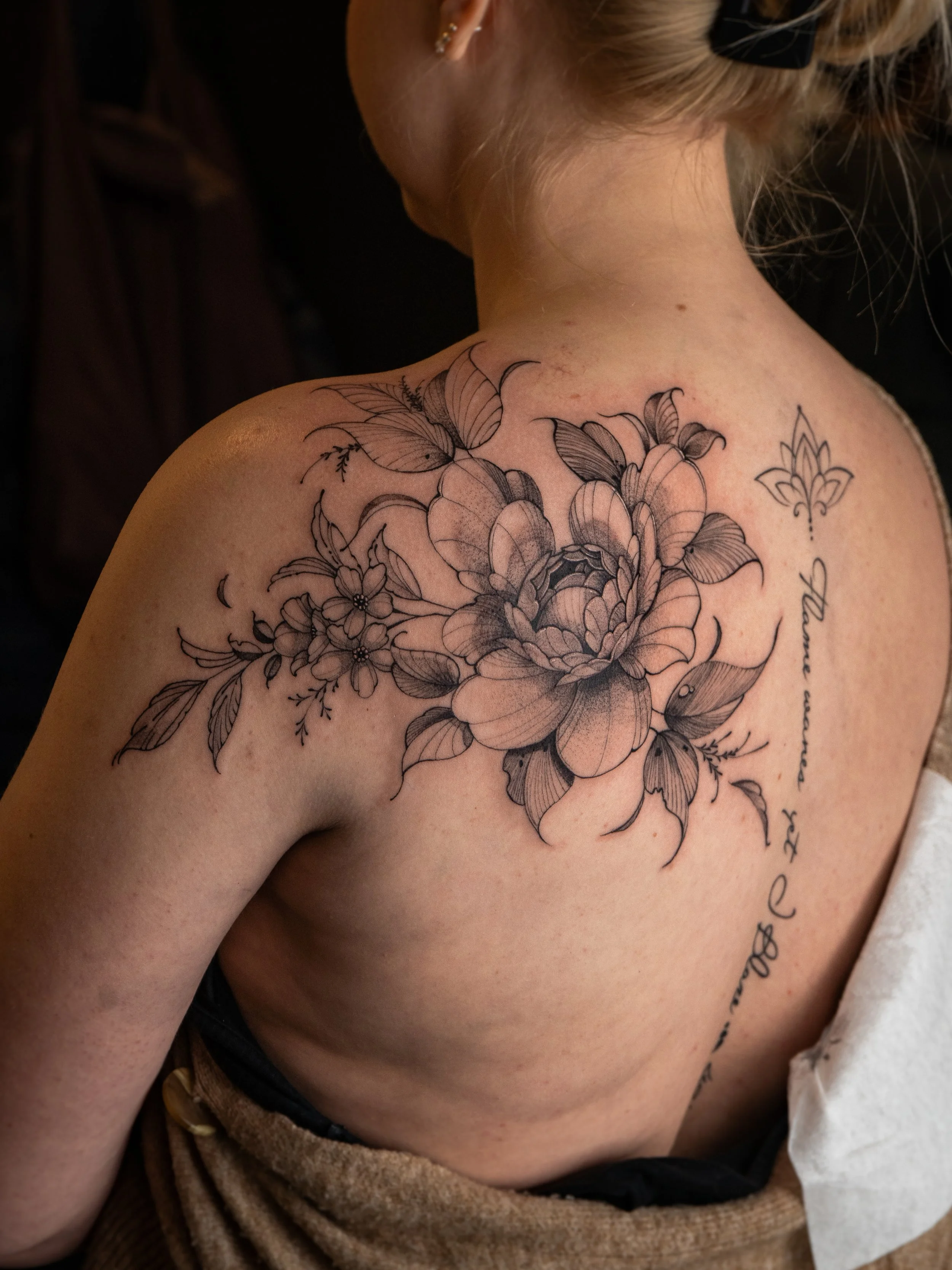 260119-tatuering-göteborg-blommor-axel-realism-black-n-grey.jpg
