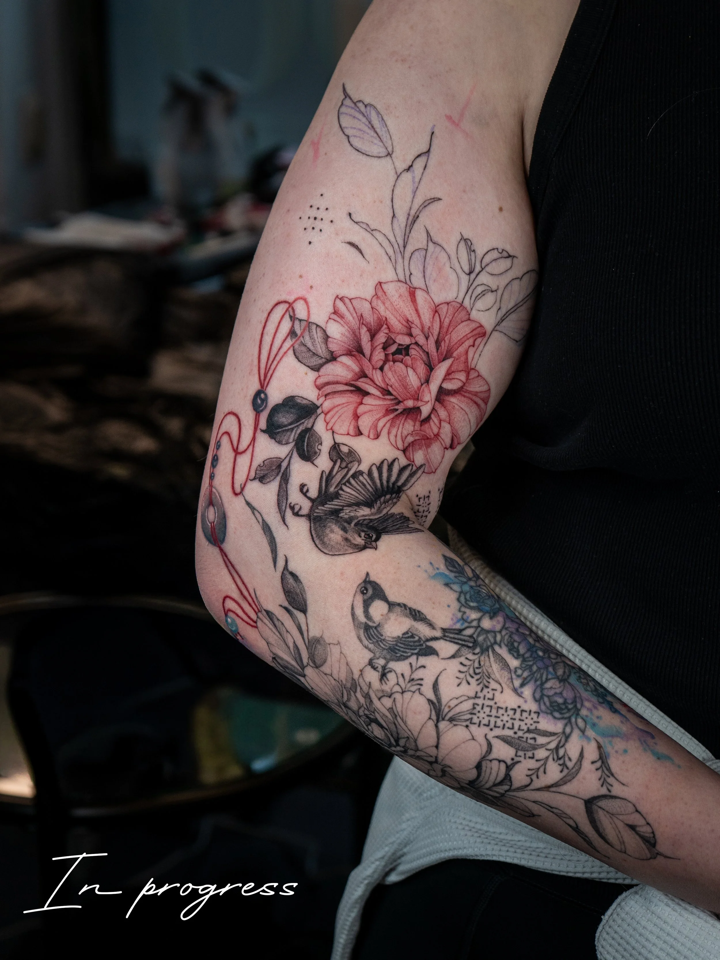 260130-tatuering-göteborg-blommor-röd-fågel-arm-sleeve-realism.jpg