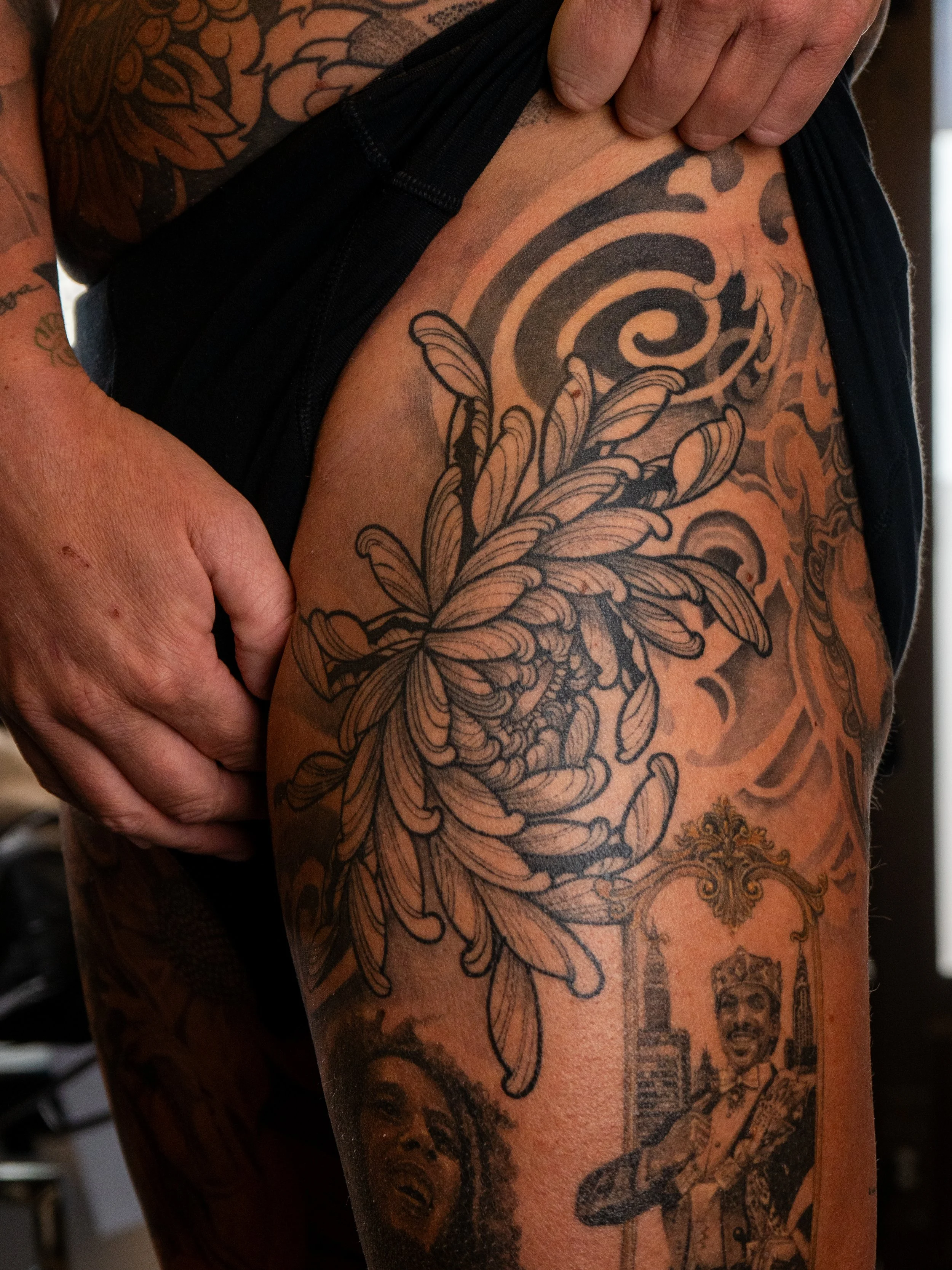 Blomma-tatuering-benet-man-göteborg.jpg