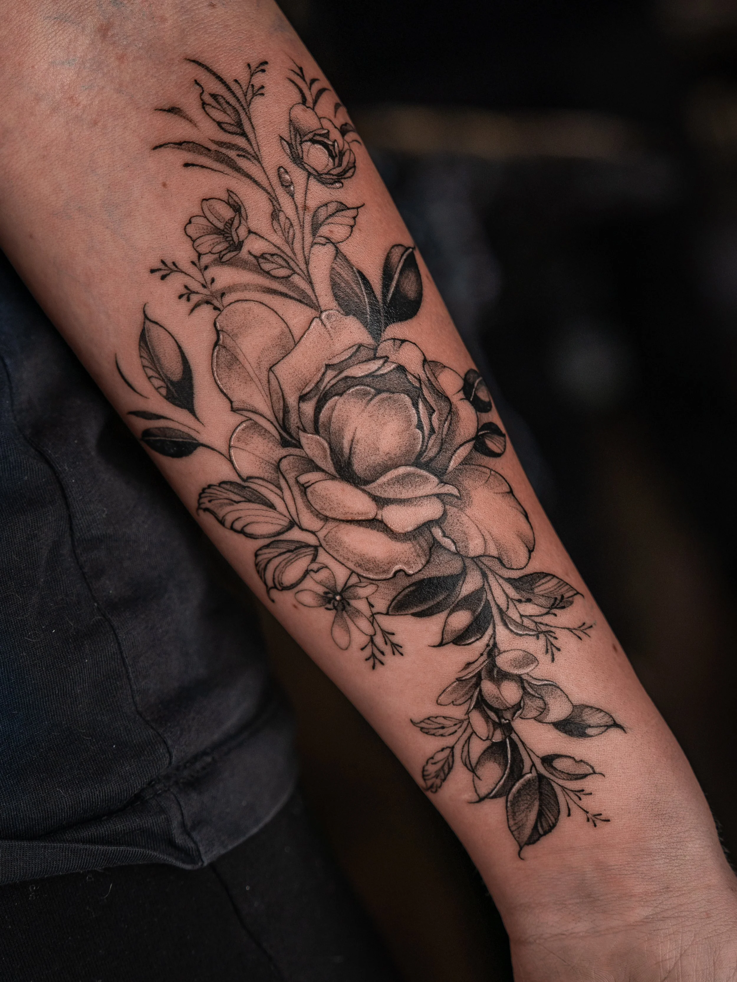 260123-tatuering-underarm-blommor-göteborg-realism-täcka-ärr.jpg