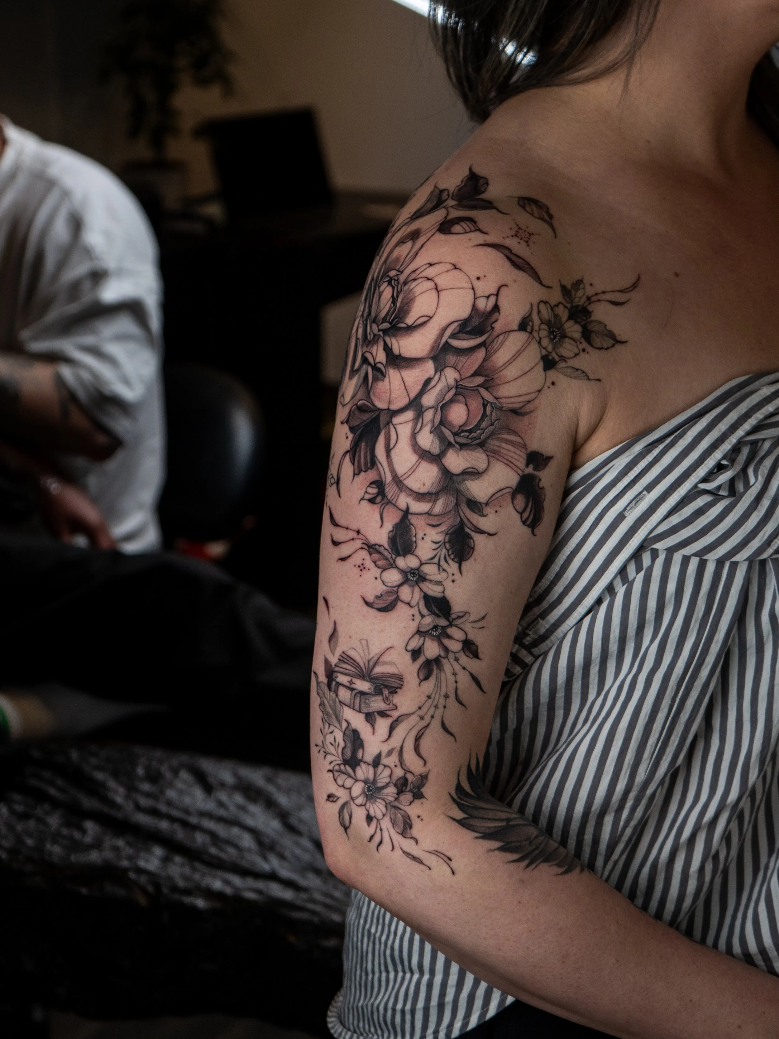 260129-Tatuering-blommor-arm-överarm-realism-feminin-göteborg (1).jpg