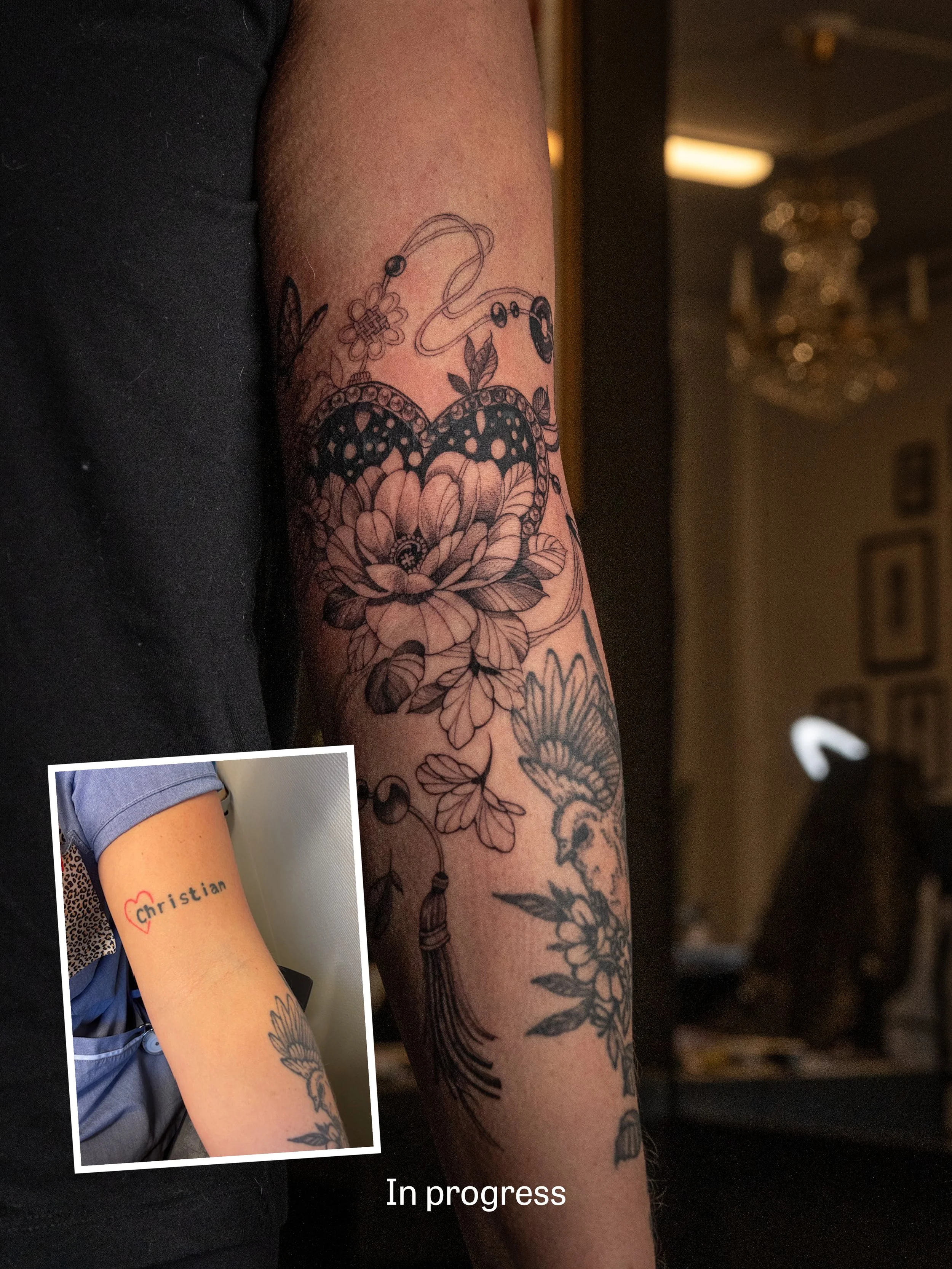 Ett arm med ett pågående svartvitt tatuering med en blomma och en fjäril. En mindre bild visar en annan arm med en tatuering av namnet Christian med ett hjärta och ett vitt kors.