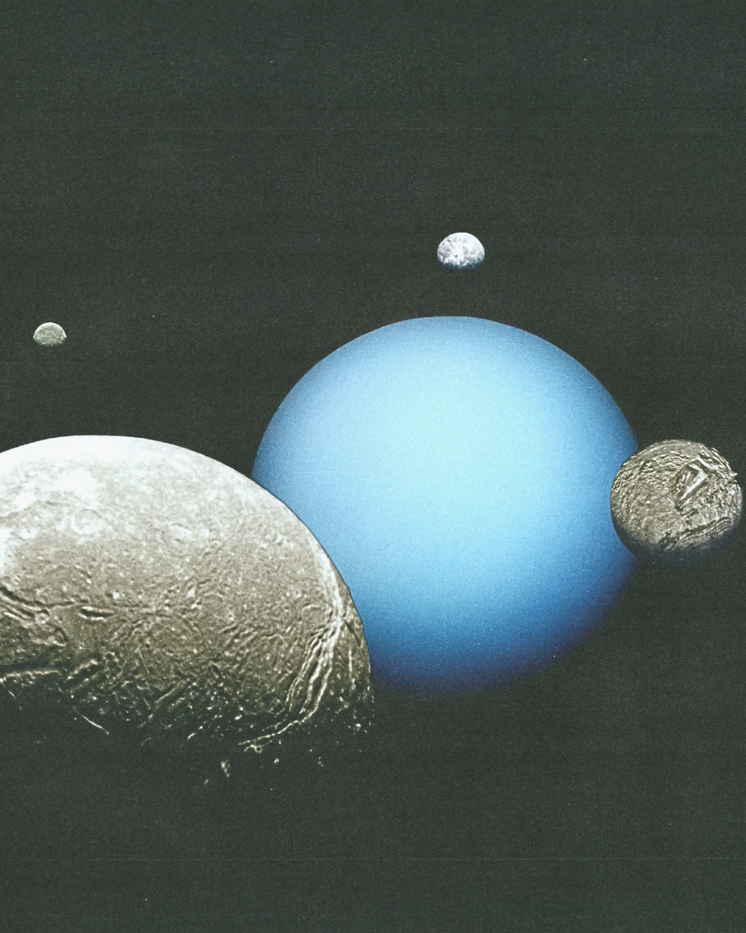 Illustrasjon av forskjellige planeter i solsystemet, inkludert en stor blå planet, en stor grå planet, og flere mindre planeter i bakgrunnen.