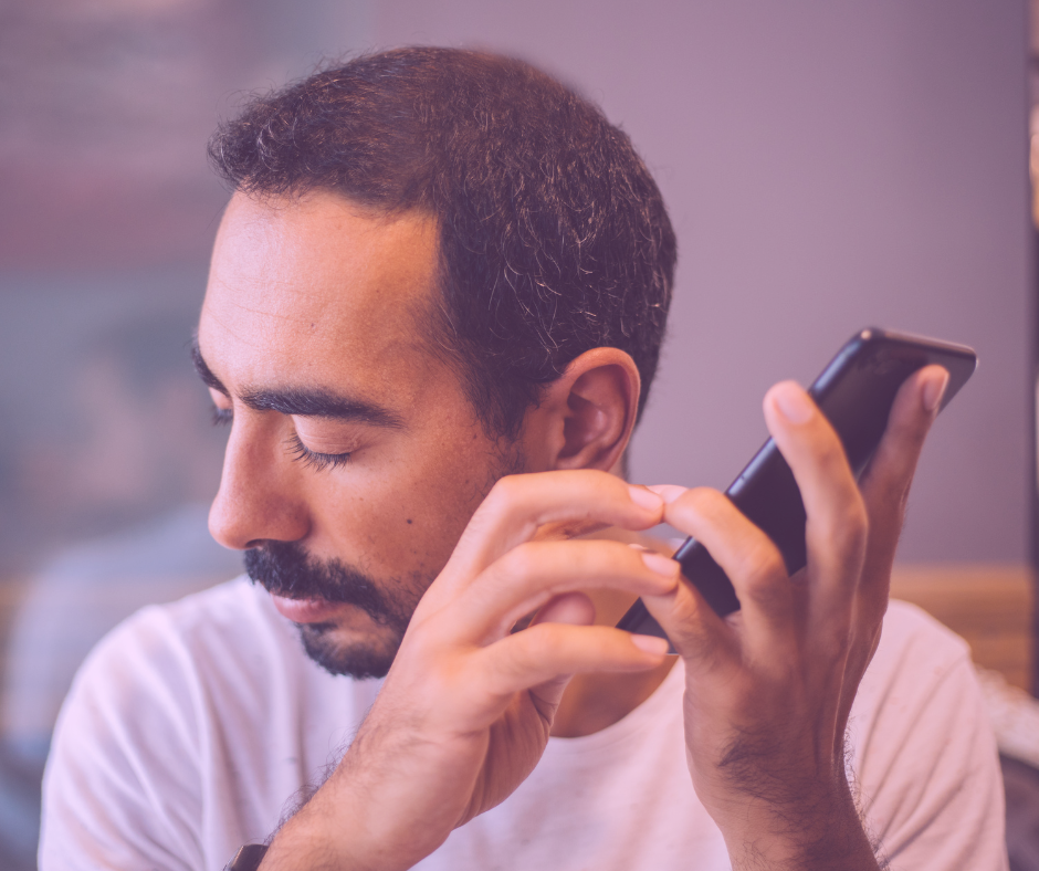 Photo d'une personne non-voyante qui utilise son téléphone