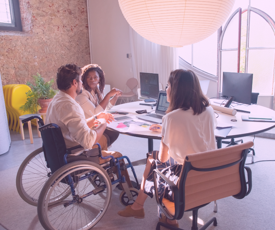 Photo d'un groupe de travail avec une personne en fauteuil