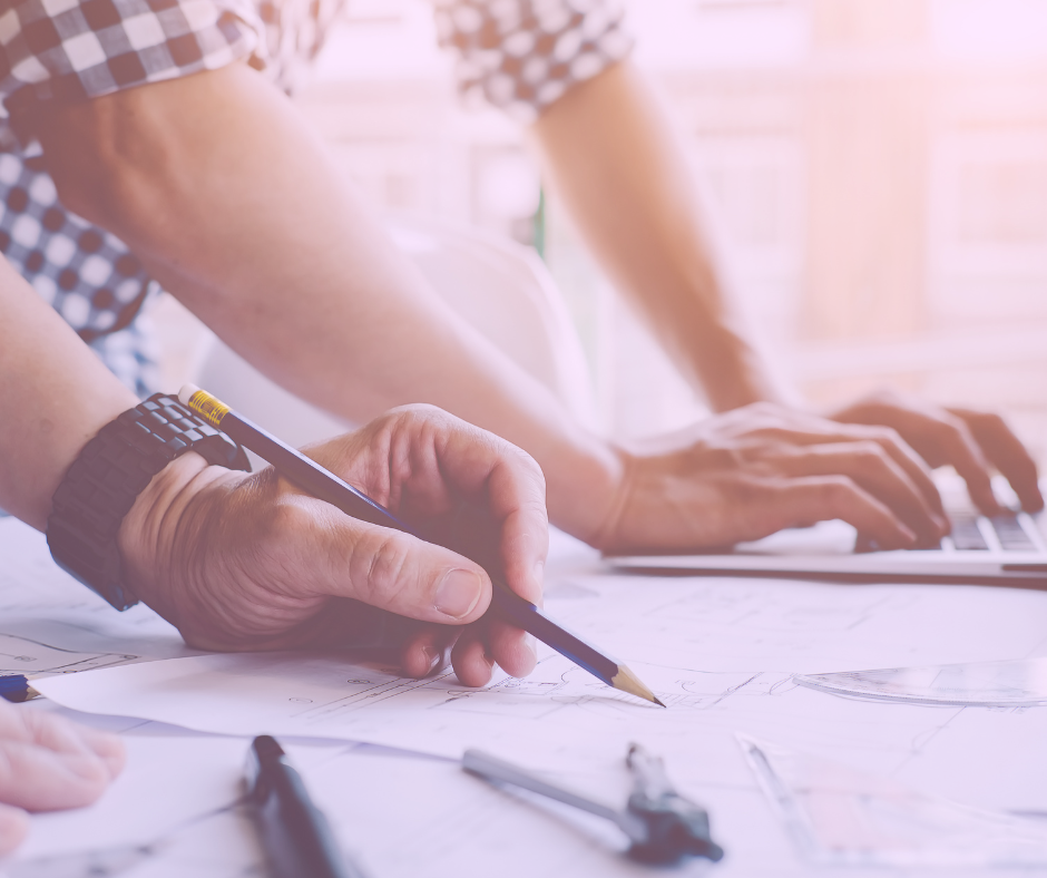 Photo d'une réunion de travail avec des plans d'architecte