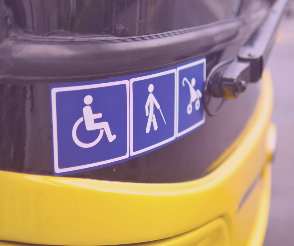 Photo d'un bus avec des logos, PMR, personnes âgées, et poussette