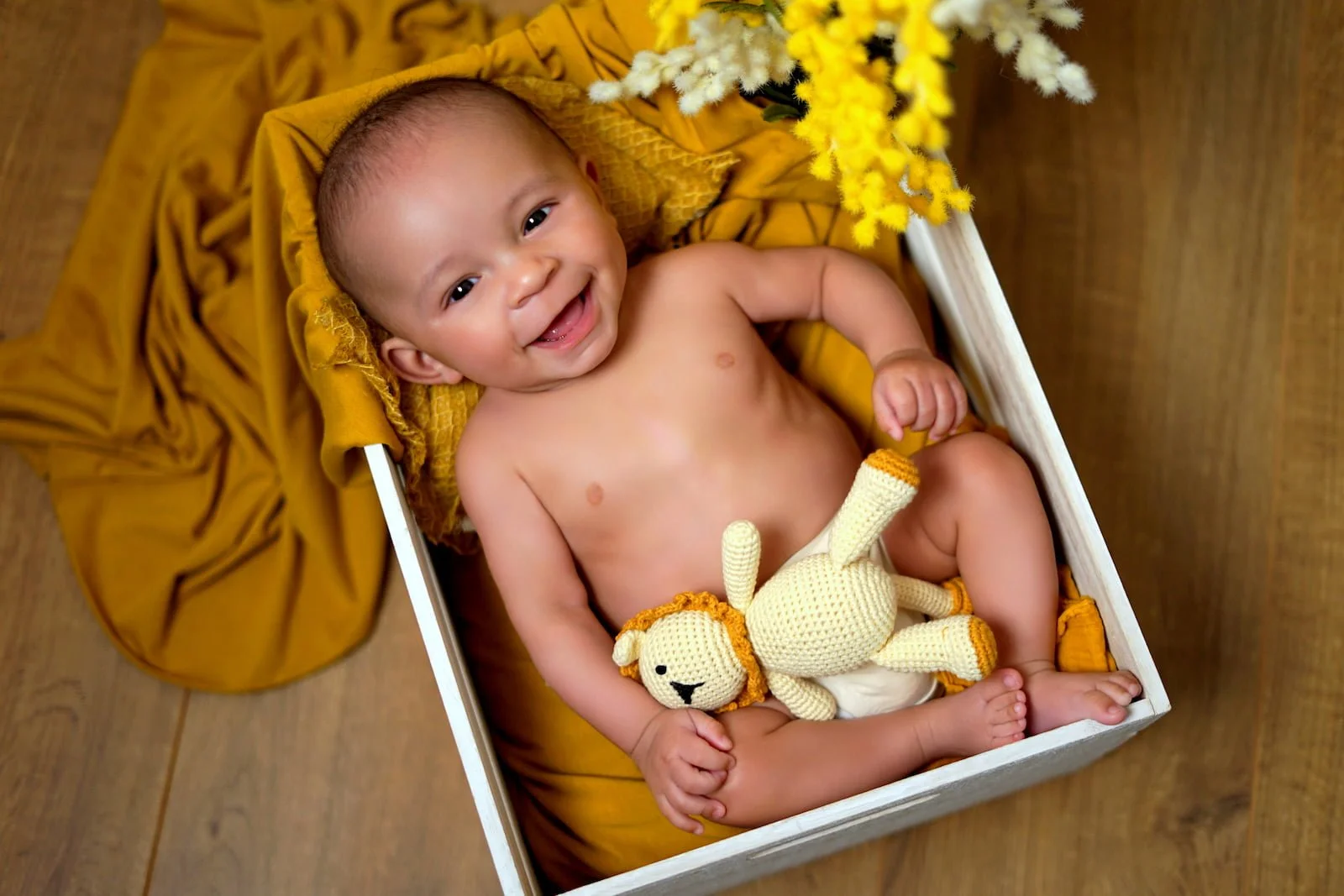 Séance photo bébé en studio, sourire et spontanéité, portraits naturels à Vannes