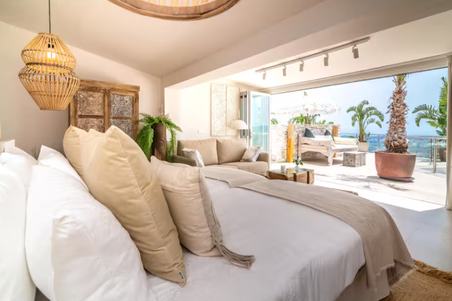 Room Category:  "Deluxe" (Shared, women only)