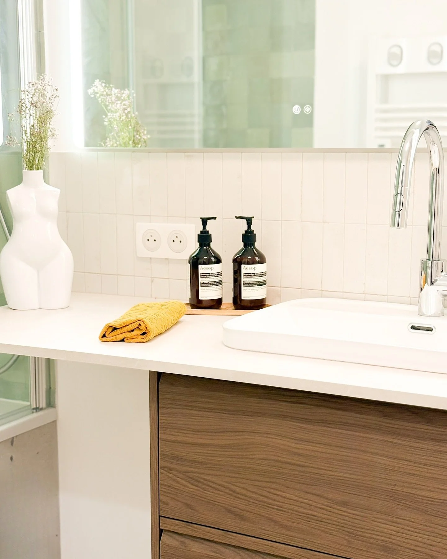 🛁✨ Et si votre salle de bain devenait un véritable lieu de ressourcement ?
⠀
Quand la rénovation du PROJET DOHIS  a commencé, il s’agissait simplement de moderniser une pièce oubliée d’un VEFA.
Mais tr&
