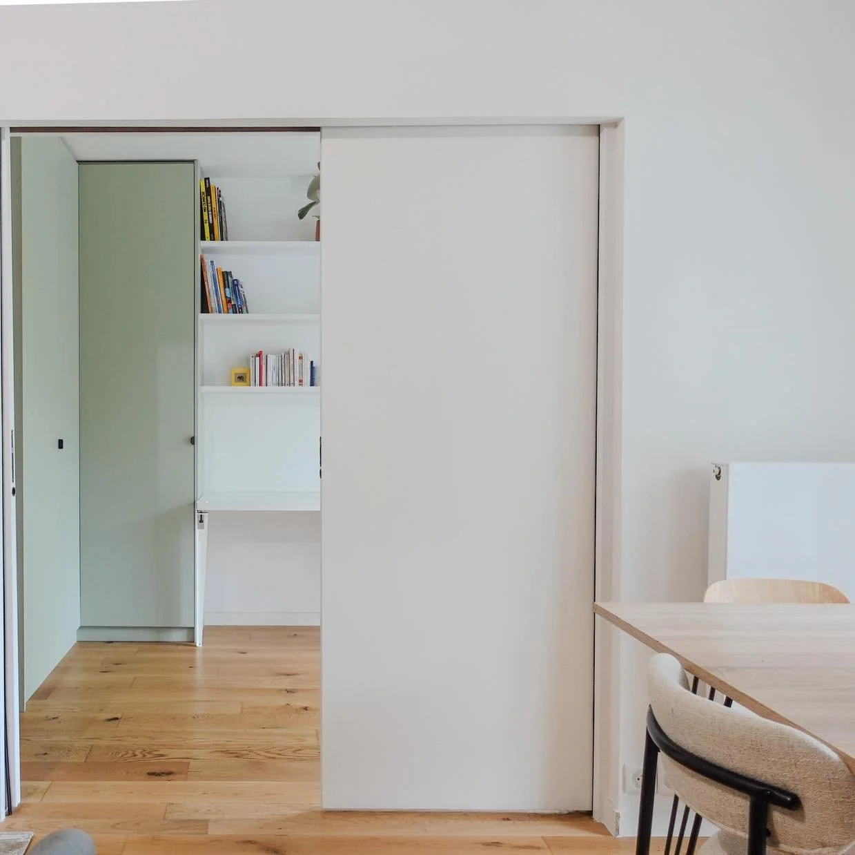 PROJET DOHIS 
🔨 Avant : une pièce à vivre comprenant cuisine/salon/ salle à manger/ entrée créant un sentiment d’enfermement.
👀 Après : une perspective ouverte, un espace qui respire.
On a repens&e