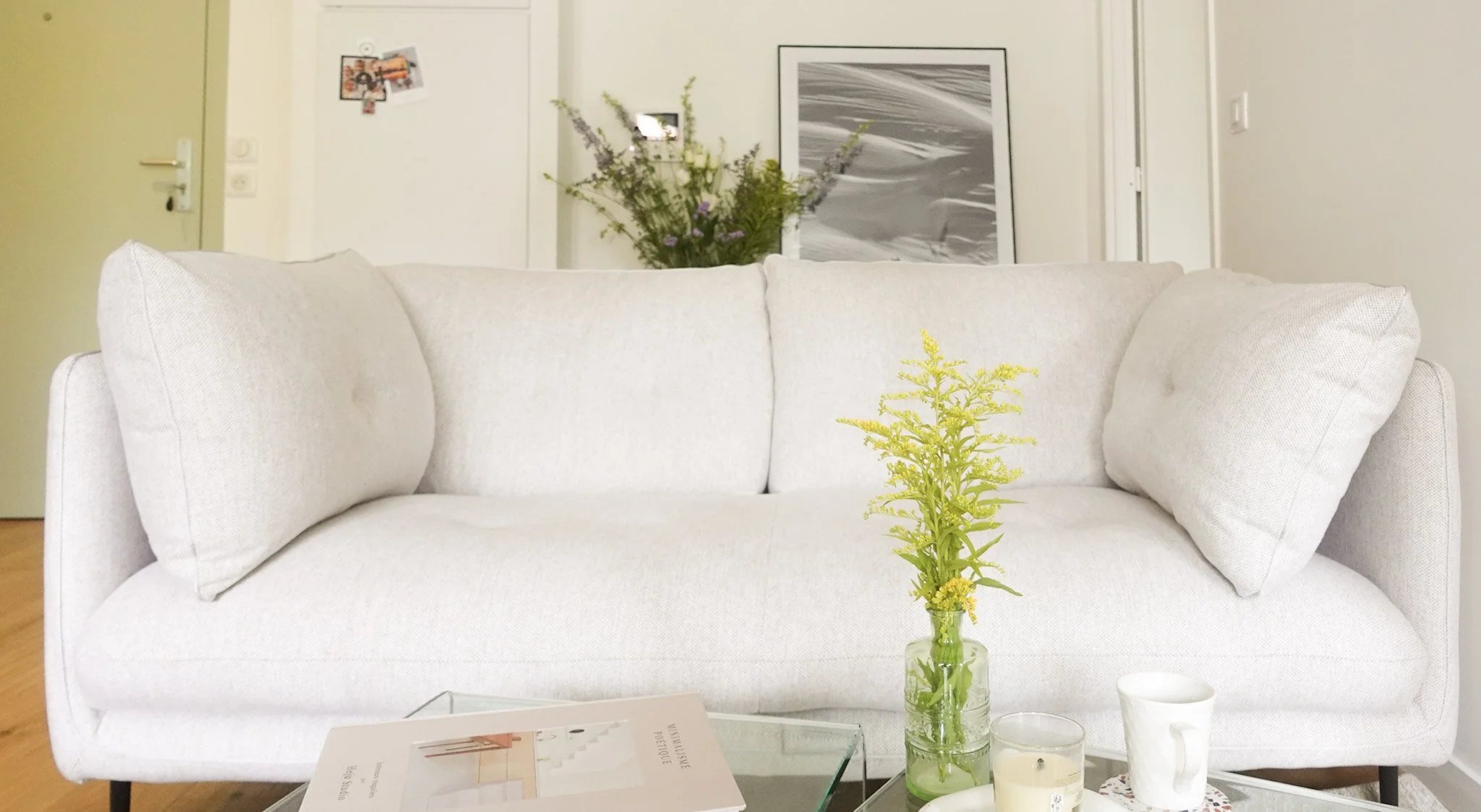 Primo accédants de cet appartement VEFA de 80m², A & D étaient gênés par l’aménagement de leur intérieur. Avec une entrée inexistante, ils souhaitaient délimité cet espace et agrandir la pièce à vivre.
La mise en couleur et la pose d’une verrière a t