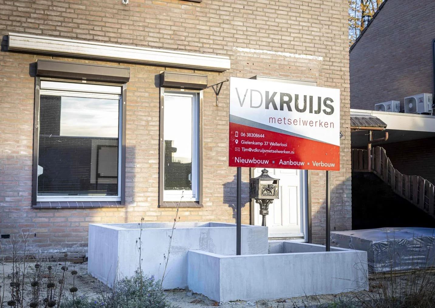 Bord met bedrijfsnaam VDKruijs Metselwerken voor een nieuwbouwwoning.