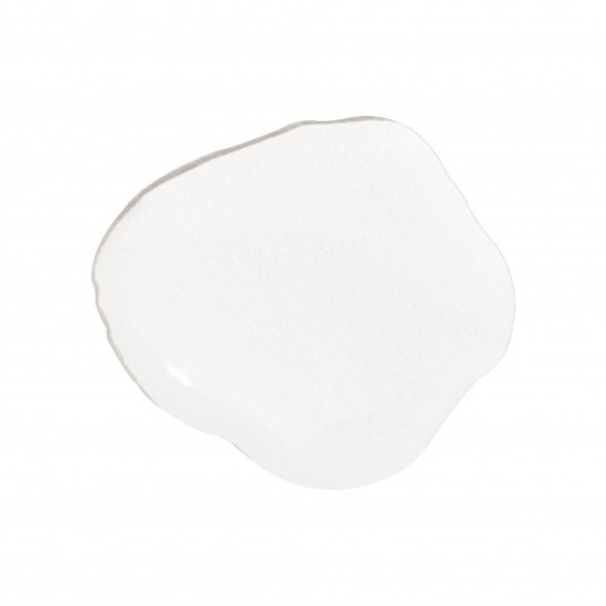 Image macro d'une tache de produit liquide transparent et aqueux. Texture de tonique ou de sérum K-Beauty sur fond blanc isolé.