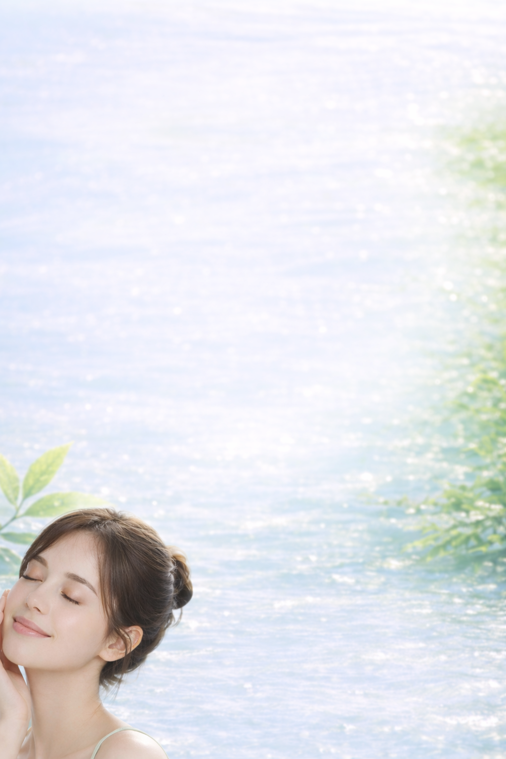 Une femme souriante et détendue, avec des yeux fermés, se tient près d'un lac ou d'une rivière, avec de la végétation verte en arrière-plan.