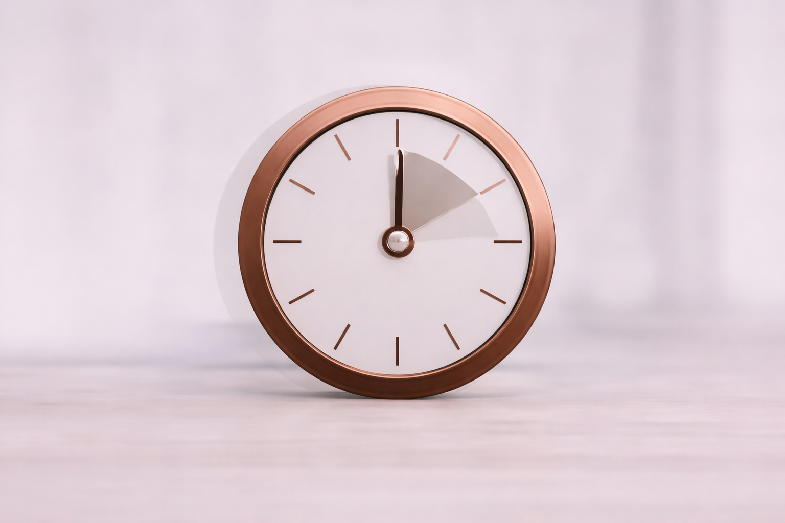 Horloge ronde avec un cadre rose or rose, affichant 12 heures, avec la aiguilles à l'arrêt et la petite aiguille pointant sur 12, la grande sur 3.