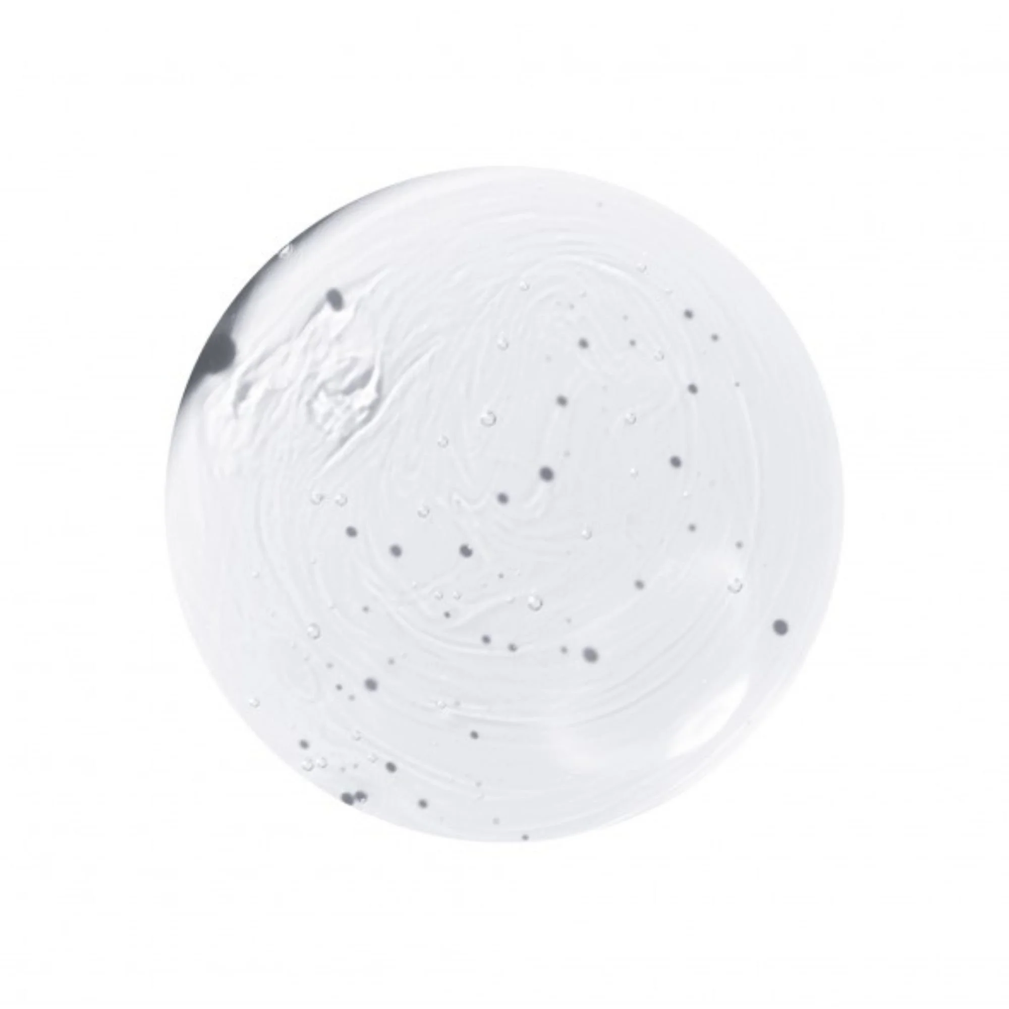 Image macro d'une goutte de sérum transparent et aqueux, avec des bulles. Texture de soin K-Beauty sur fond blanc isolé.