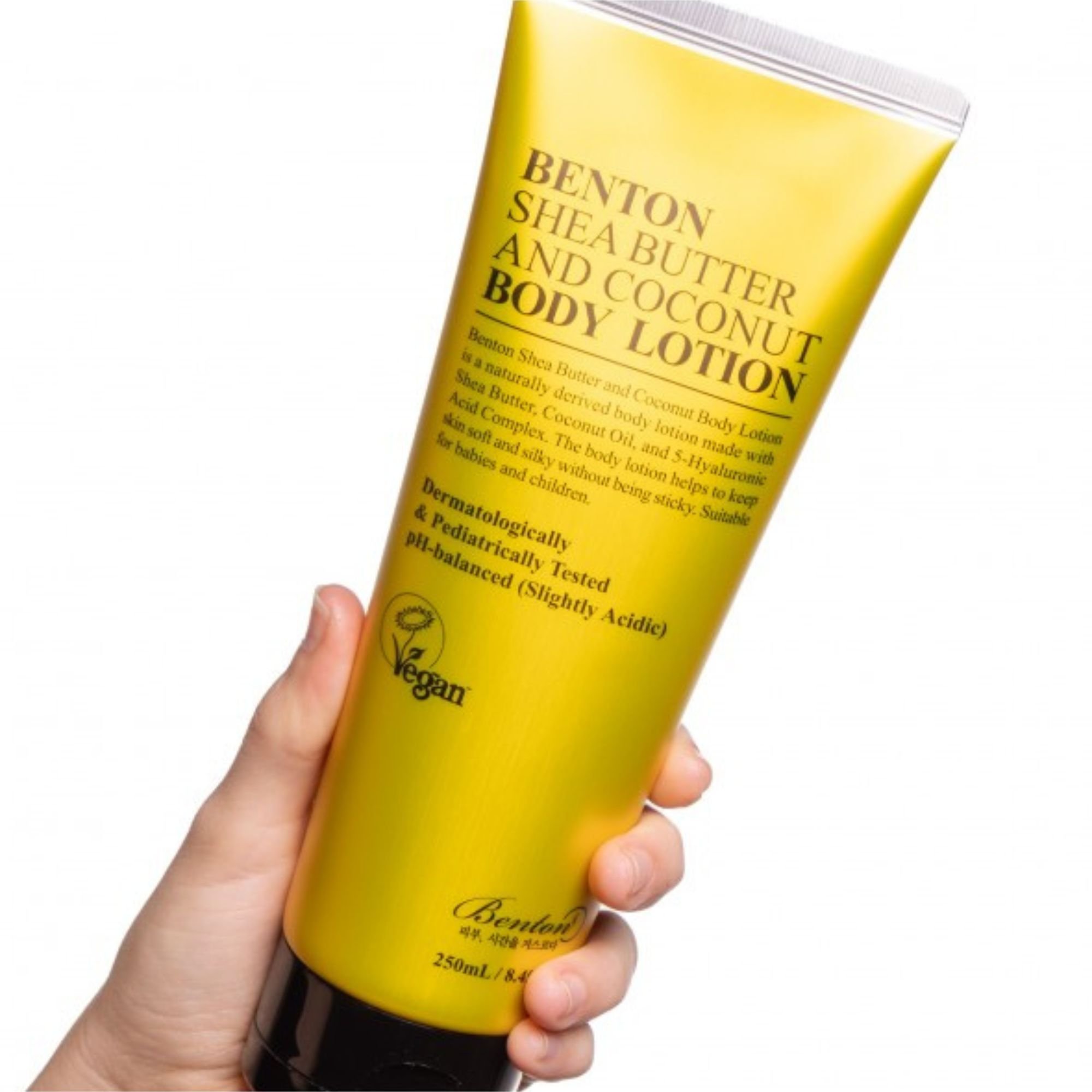 Main tenant BENTON Shea Butter and Coconut Body Lotion. Lait corporel végane K-Beauty au beurre de karité et coco pour hydratation intense.