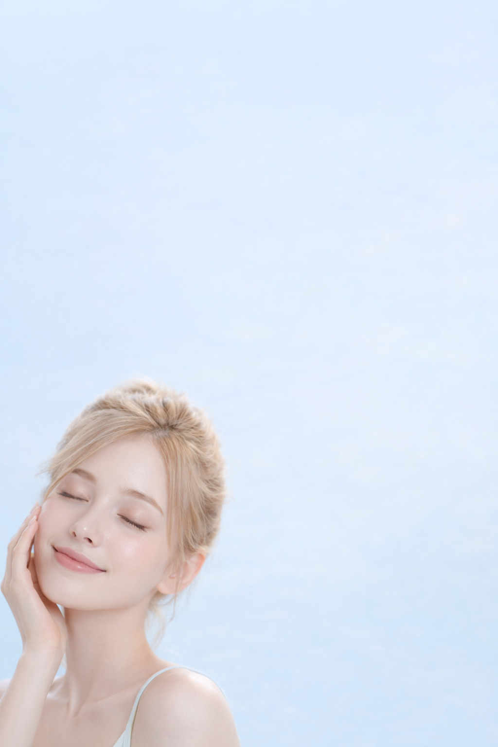 Une femme aux cheveux blonds clair, souriante avec les yeux fermés, touche doucement sa joue avec la main, contre un fond bleu clair