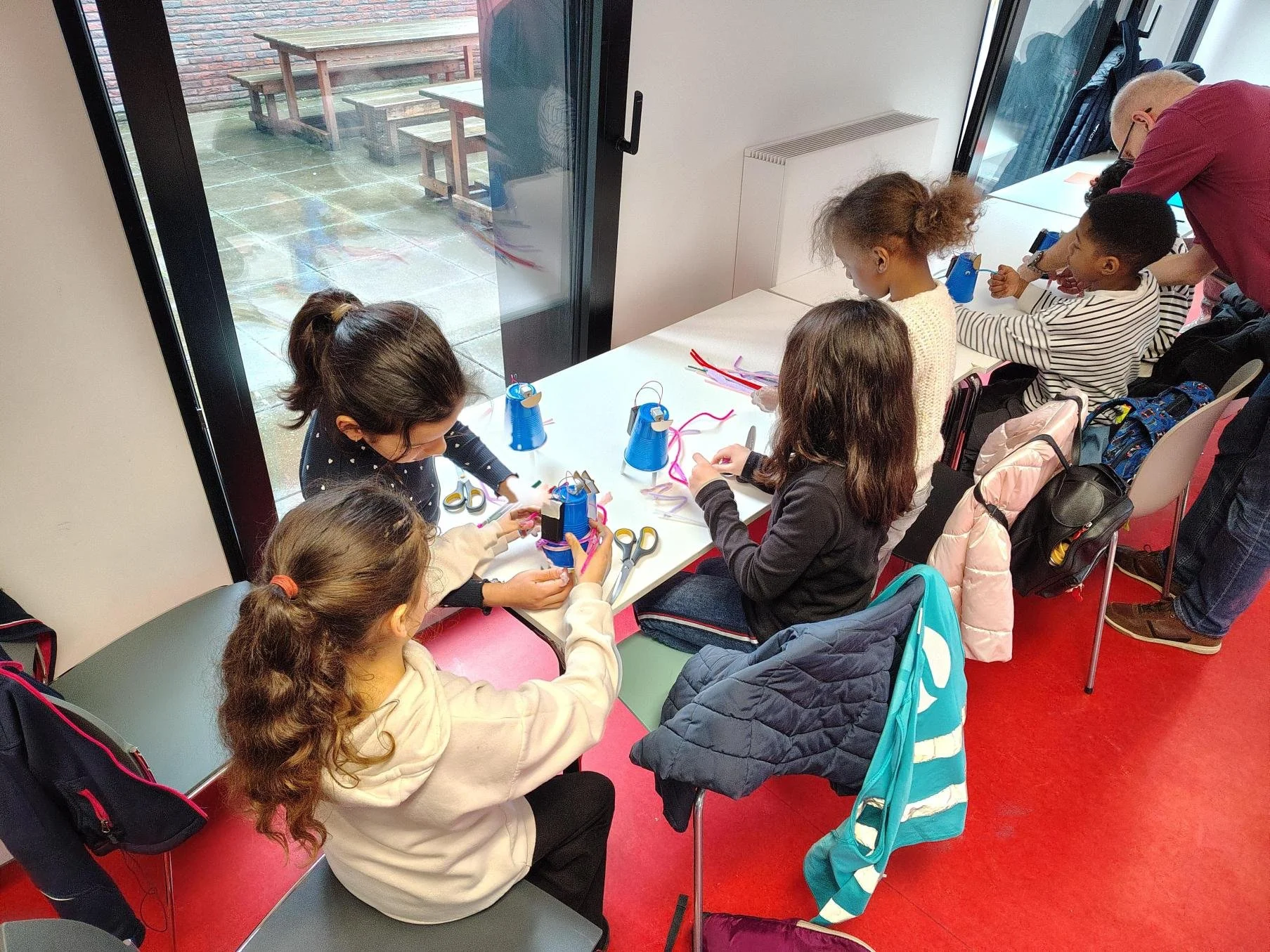 Kinderen tijdens een STEAM-activiteit van BOA BOOST in een Brusselse basisschool