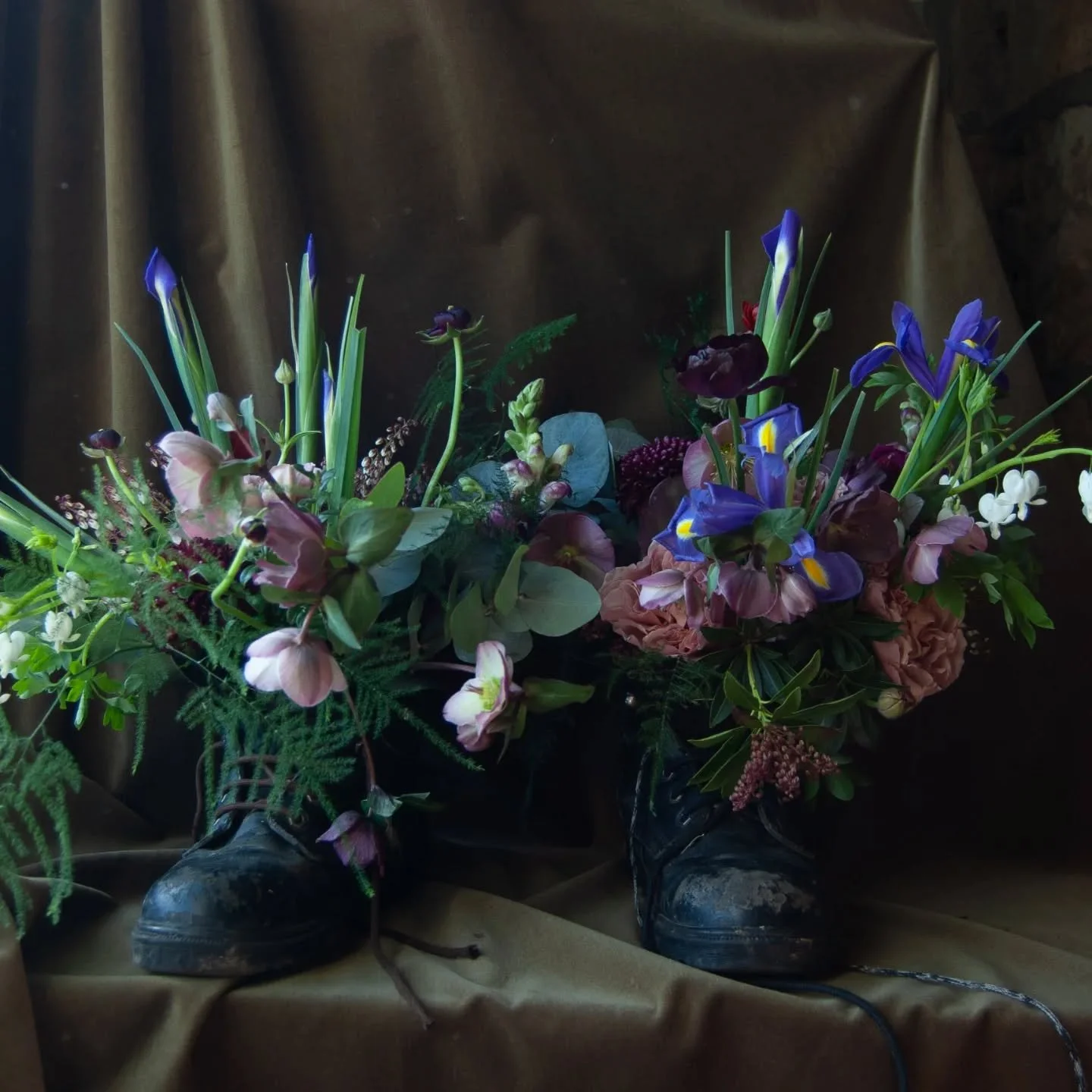 A recent arrangement made for a lovely gentleman - his stylish vibes informed the colour palette and use of more unusual flower varieties 💜 hope we did his eye for style justice 

#ecofuneralflowers #foamfreeflowers #foamfreefuneralflowers #walkingb