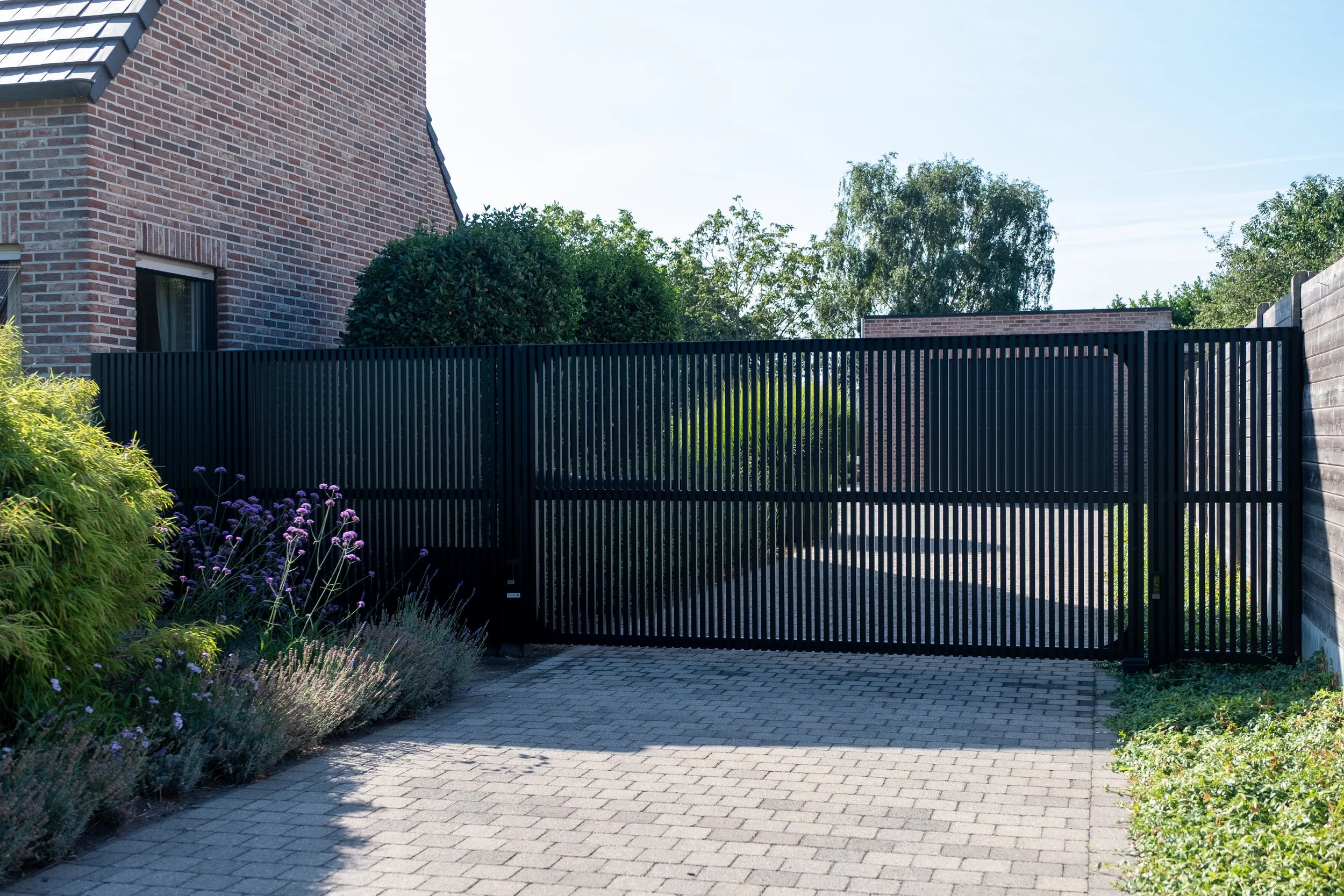 strakke poort met een verfijnd lijnenspel
