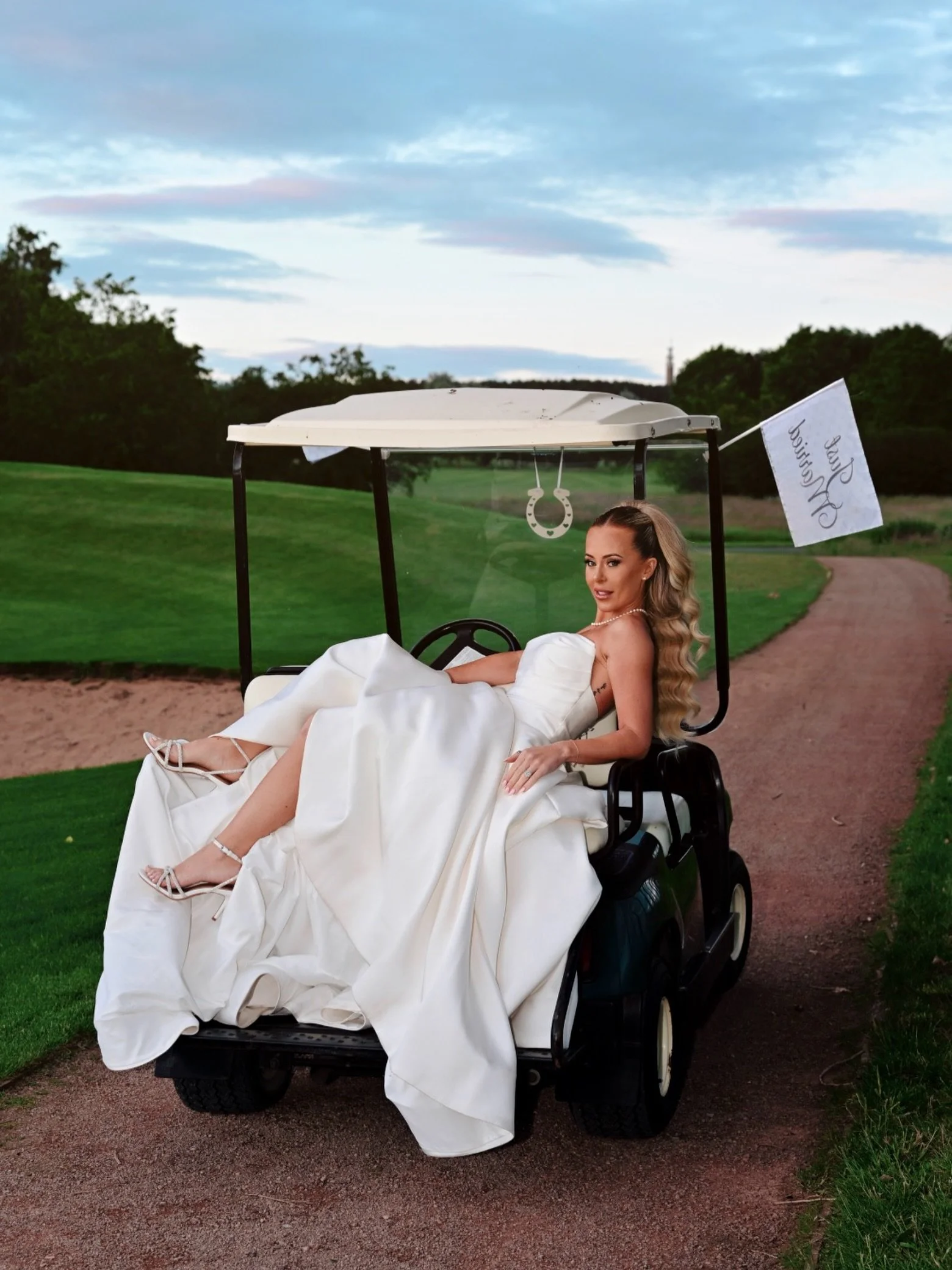 One of our favourites from @roxyswench and @scott_swench recent UK celebration! 

Getting married? Get in touch to discuss your photo and video package