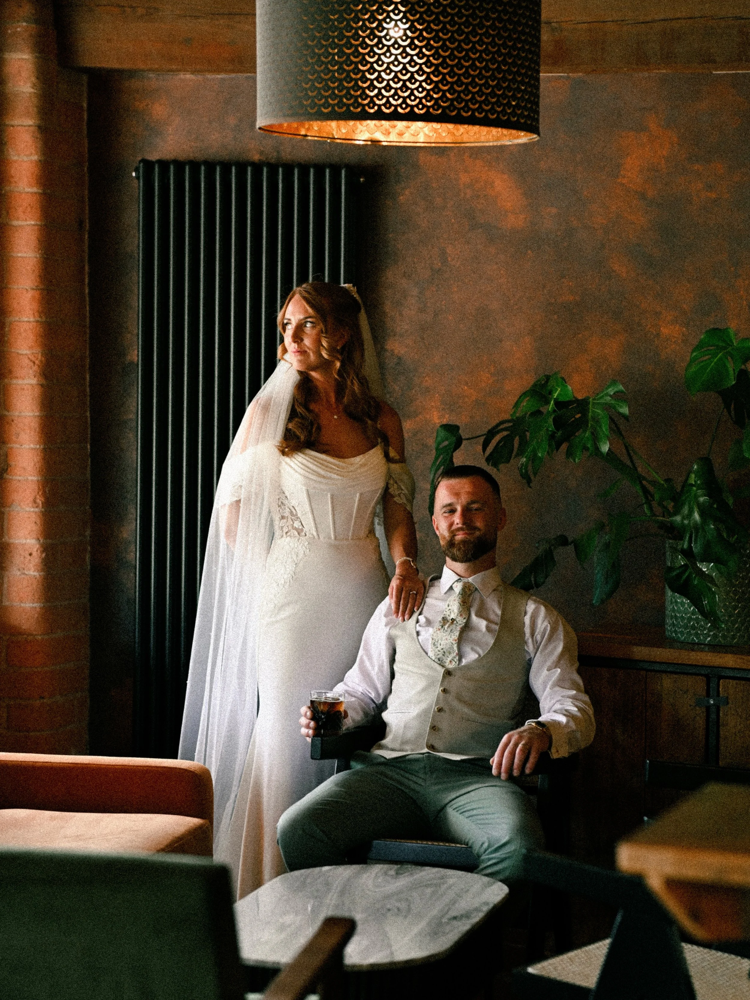 The Farleys - Blackbrook Barns 👰🏻&zwj;♀️🤵🏻📸

Certainly a venue that shines when the suns out and the drones in the sky. Epic courtyard for those back lit cocktail hr shots of guests and of course, a huge group photo 🚁