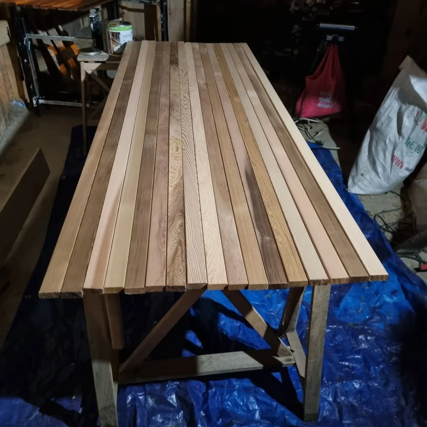 Cedar is a natural choice for bathrooms. When used as battens and finished with a breathable oil, it offers:
✅ Natural water resistance from cedar&rsquo;s resins
✅ Durability in humid spaces
✅ Warm, timeless aesthetic
✅ A breathable finish that prote