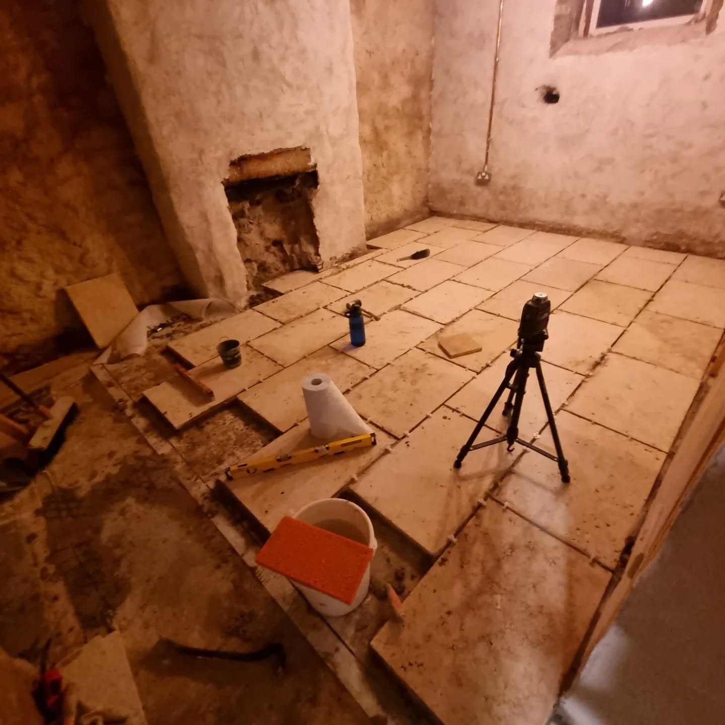 Travertine tiles are an excellent match for limecrete floors:
✅ Breathable &ndash; they allow moisture to move naturally through the floor
✅ Compatible with limecrete &ndash; preventing trapped damp
✅ Perfect with underfloor heating &ndash; their the