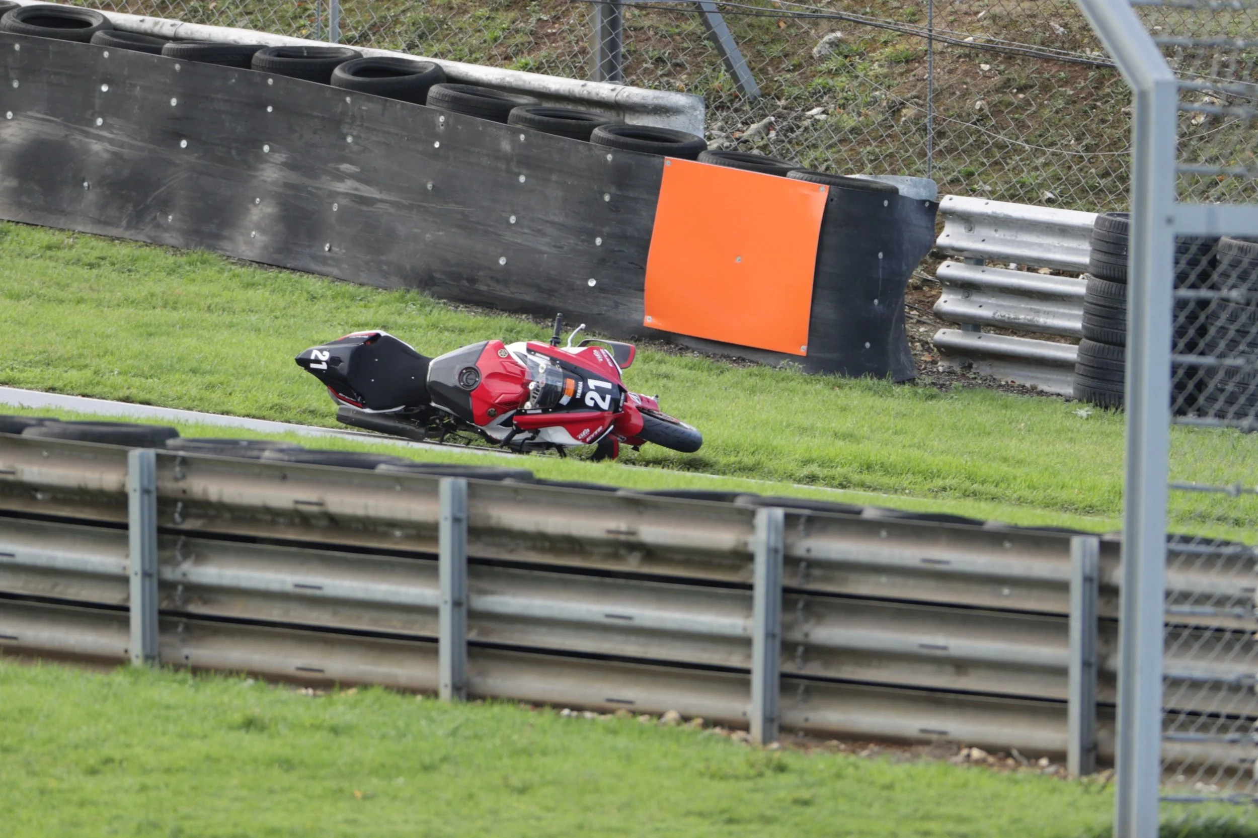 No Limits Bike Track Day - 27 Oct 26 - Minor spill at Paddock Hill Bend