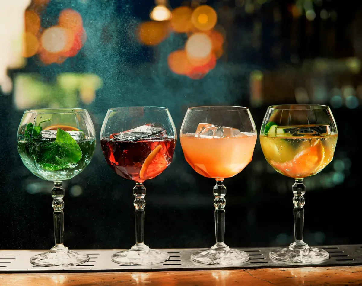 Vier unterschiedliche Cocktails auf einer Bar – Cocktailkurs als geselliges Rahmenprogramm für Tagungen in Hamburg.