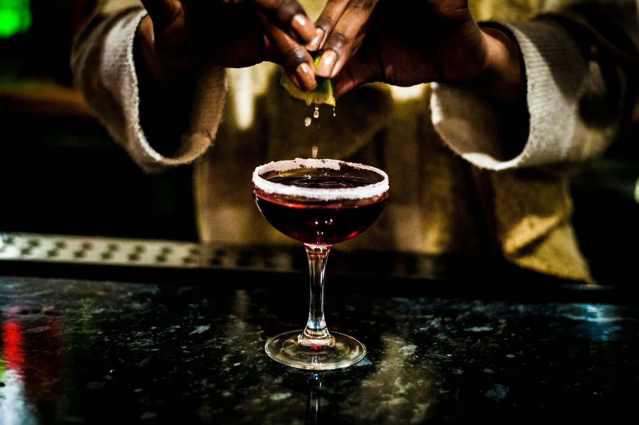 Ein Cocktailkurs kann ein Produktlaunch-Event in Hamburg ergänzen: Gäste werden selbst aktiv, probieren neue Kombinationen und kommen miteinander ins Gespräch.