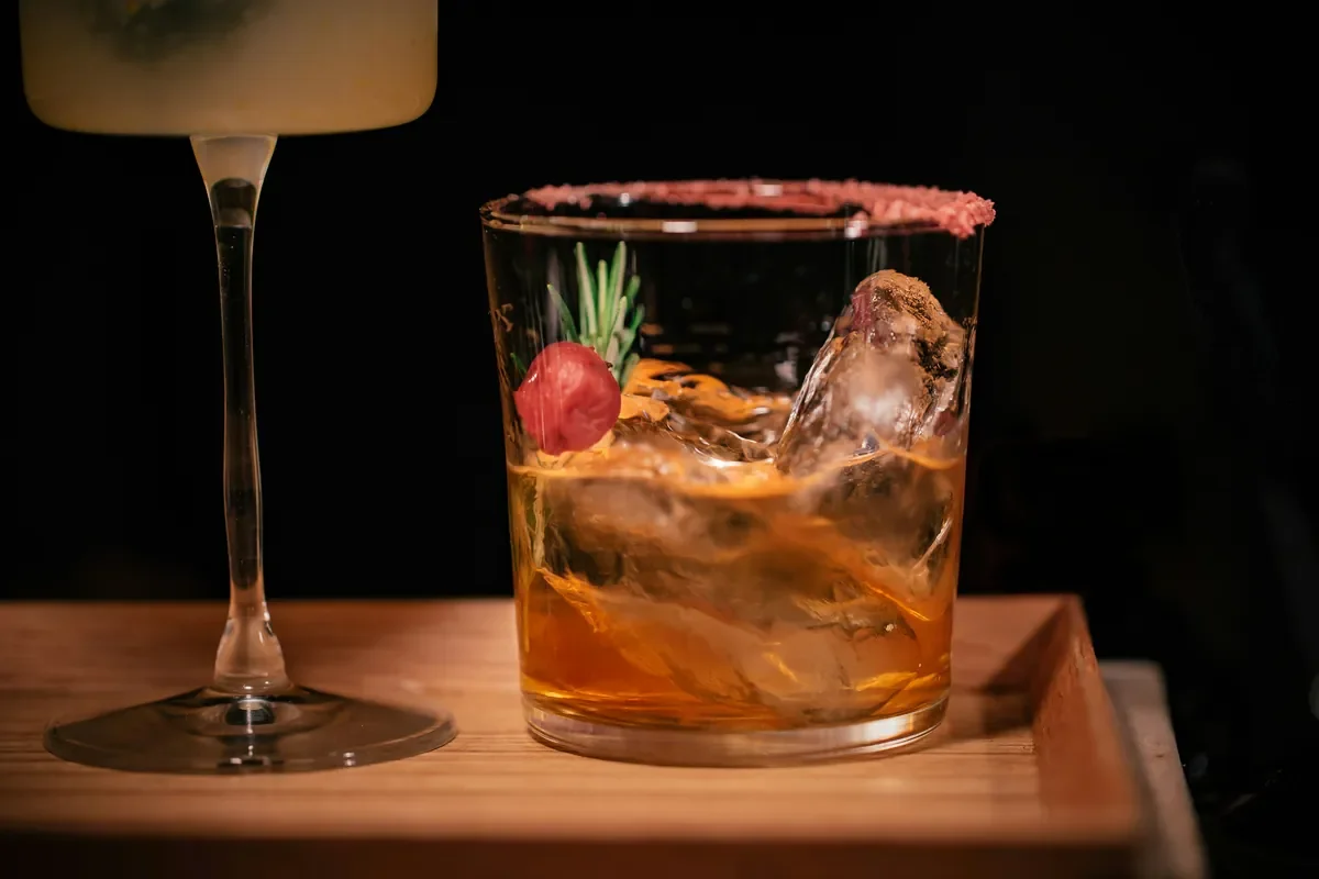 Mobile Cocktailbar oder Cocktailkurs? Was besser zu Ihrem Event in Hamburg passt