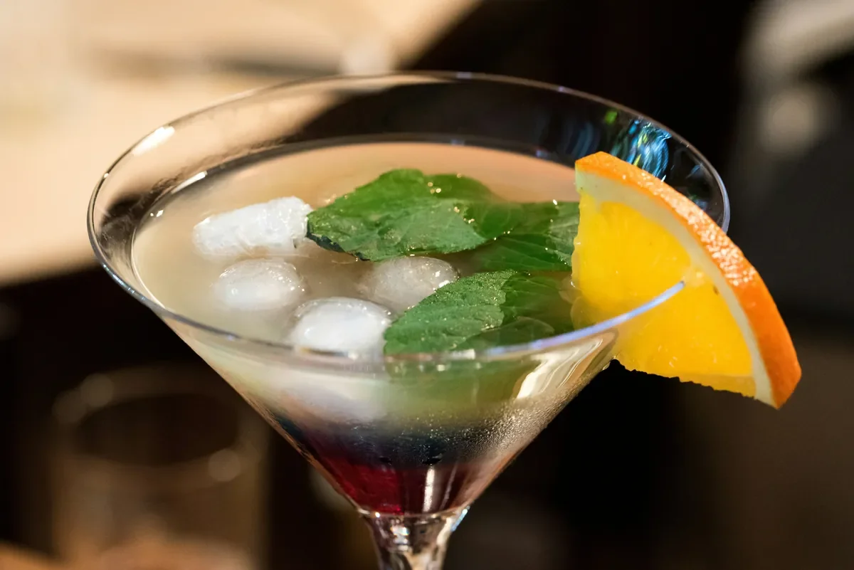 Fruchtiger Cocktail mit frischer Minze und Orange – kreative Cocktailkreationen bei COCKTAIL CIRCLE in Hamburg entdecken und selbst mixen.