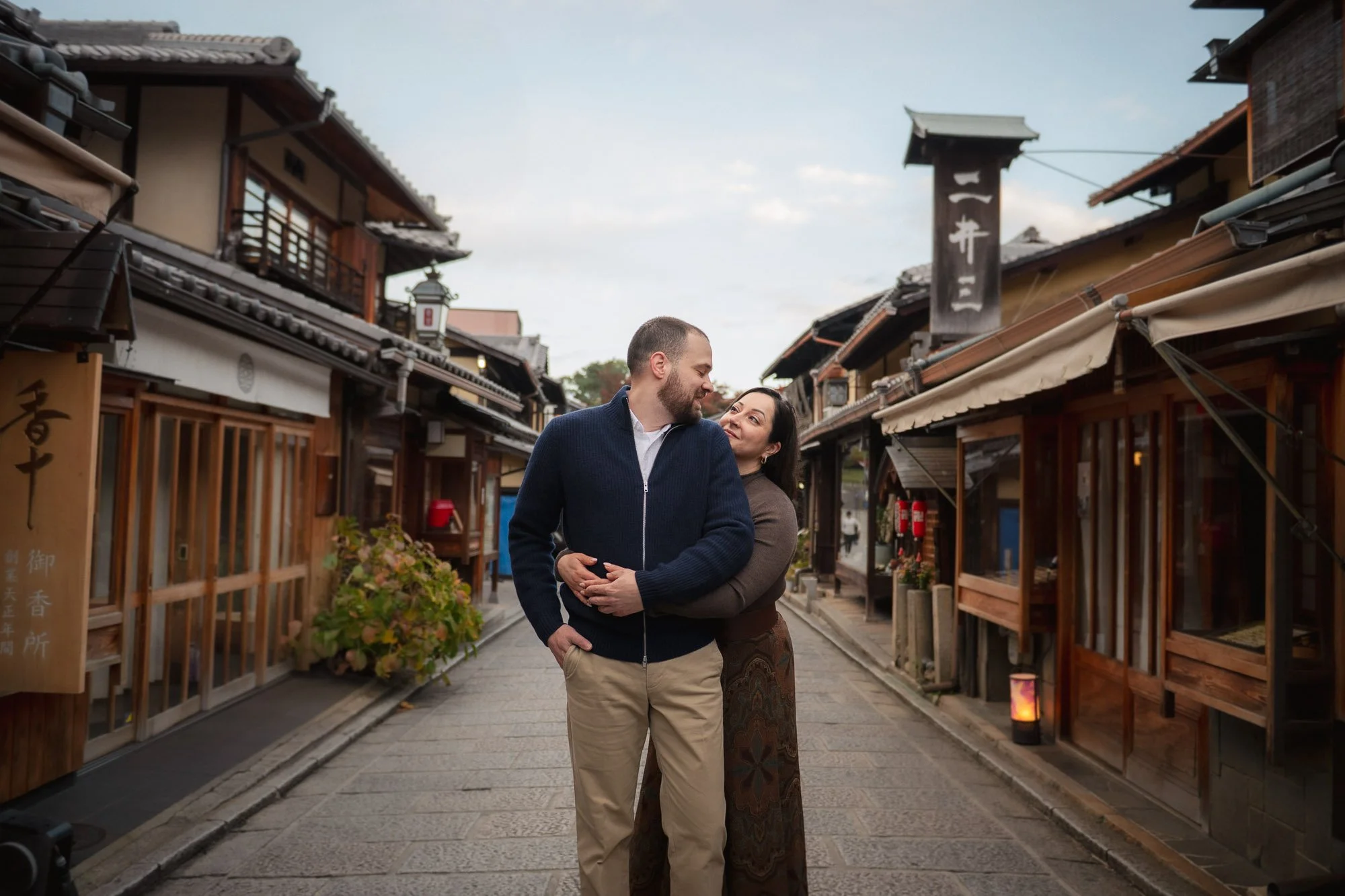 Kyoto elopement photography at sunrise in Ninenzaka with couple enjoying the old town